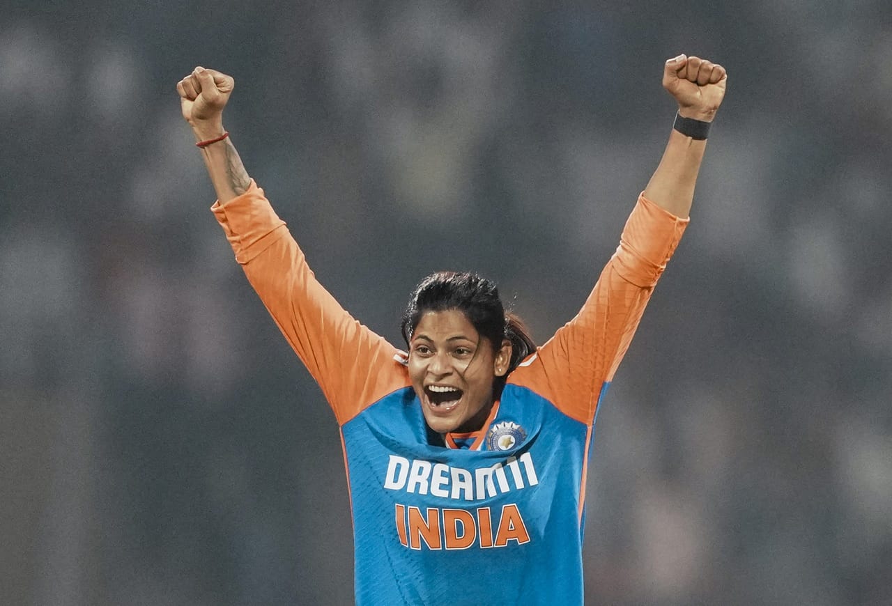 ക്യാപ്റ്റൻ രാധ യാദവ് നാല് ഓവറിൽ 35 റൺസ് വഴങ്ങി രണ്ട് വിക്കറ്റ് വീഴ്ത്തിയപ്പോൾ പ്രേമ റാവത്ത് നാല് ഓവറിൽ 26 റൺസ് വഴങ്ങി ഒരു വിക്കറ്റ് നേടി. മറ്റാർക്കും വിക്കറ്റ് ലഭിച്ചില്ല. മലയാളി താരം മിന്നു മണി രണ്ട് ഓവറിൽ 31 റൺസാണ് വഴങ്ങിയത്. സജന സജീവൻ വഴങ്ങിയത് രണ്ടോവറിൽ 17 റൺസ്.