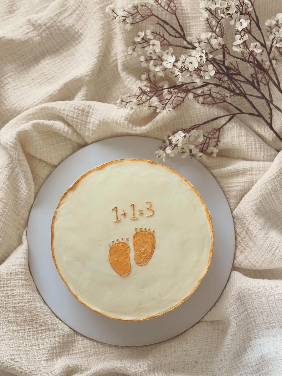 ഇൻസ്റ്റഗ്രാമിലൂടെയാണ് താരം വിശേഷം പങ്കുവച്ച് എത്തിയത്.വെള്ളി തളികയിൽ മനോഹരമായി അലങ്കരിച്ച കേക്കിന്റെ ചിത്രമാണ് ഇരുവരും പങ്കുവച്ചത്. കേക്കിൽ ‘1 + 1 = 3’ എന്ന് എഴുതിയിട്ടുണ്ട്. ഇതിനടുത്തായി സ്വർണ നിറത്തിൽ കുഞ്ഞു കാൽപാദങ്ങളുടെ ചിത്രവുമുണ്ട്.