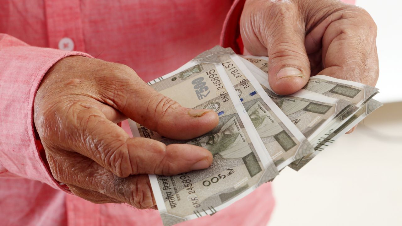 ക്ഷേമ പെന്ഷന് വിതരണം ഈ ആഴ്ച ആരംഭിക്കുമെന്ന് വിവരം. ഓഗസ്റ്റ് 19ന് സര്ക്കാര് 2000 കോടി രൂപ കടമെടുക്കും. അതിന് പിന്നാലെ 20 മുതല് പെന്ഷന് വിതരണം ചെയ്യാന് ആരംഭിക്കുമെന്നാണ് വിവരം. റിസര്വ് ബാങ്കിന്റെ ഇ കുബേര് പ്ലാറ്റ്ഫോം വഴി ജൂലൈ 1 ന് കടമെടുക്കുമെന്നായിരുന്നു നേരത്തെ പുറത്തുവന്ന റിപ്പോര്ട്ടുകള്. (Image Credits: Getty Images)