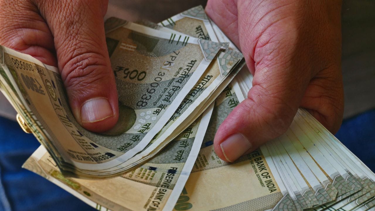 വീട്ടില്‍ പെന്‍ഷന്‍ എത്തിച്ച് നല്‍കുന്നയാളുകള്‍ക്ക് 6 മാസത്തെ പണം ലഭിച്ചില്ലെന്നും റിപ്പോര്‍ട്ടുകളുണ്ട്.