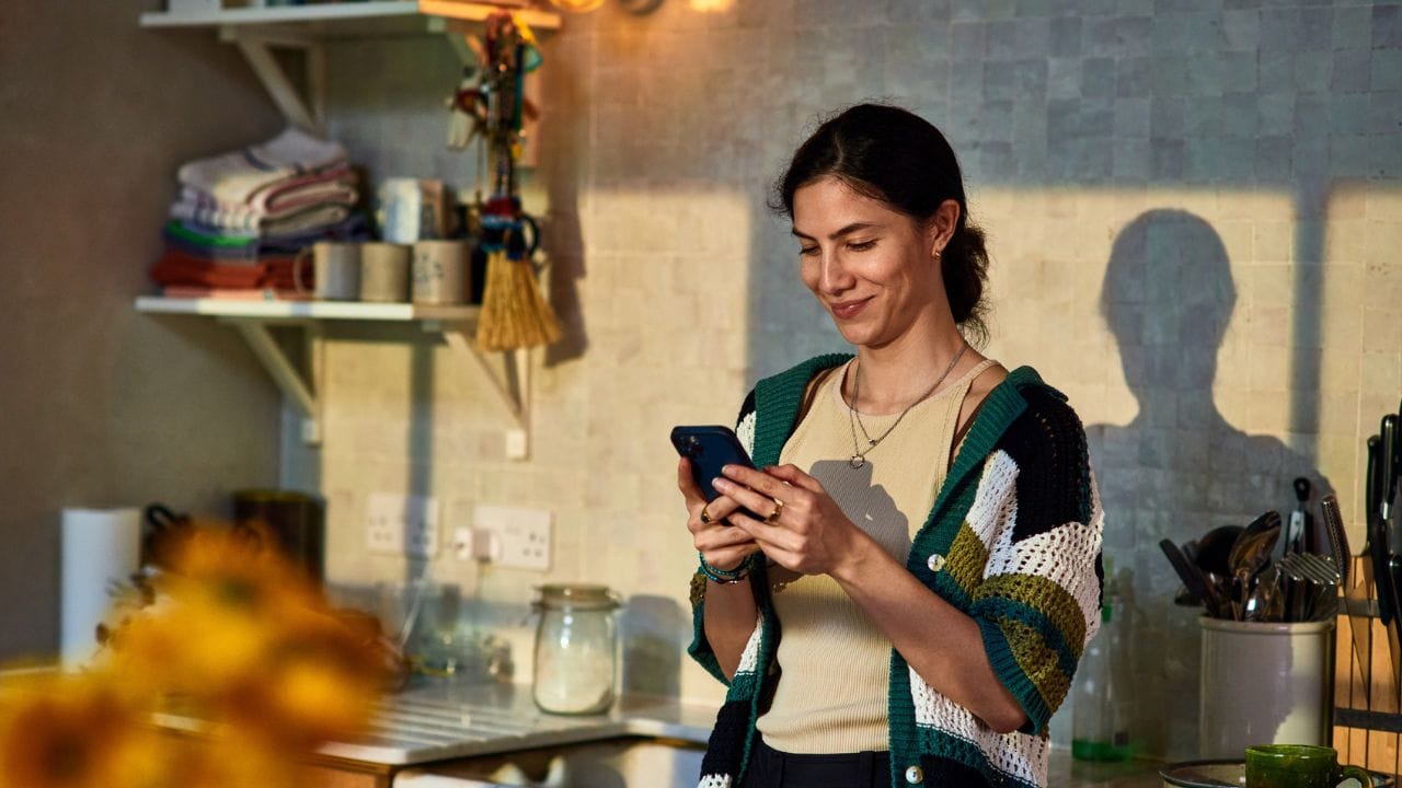 ഹ്രസ്വ വീഡിയോകളിലൂടെ സ്‌ക്രോള്‍ ചെയ്യുന്നത് തലച്ചോറിന്റെ പ്രതിഫലന സംവിധാനത്തെ ഡോപാമൈന്‍ കൊണ്ട് നിറയ്ക്കാന്‍ കാരണമാകുന്നു. പുതുമ ആഗ്രഹിക്കുന്നതിനായി ഒരു പരിശീലനം നേടുക കൂടിയാണ് ഇവിടെ സംഭവിക്കുന്നത്.