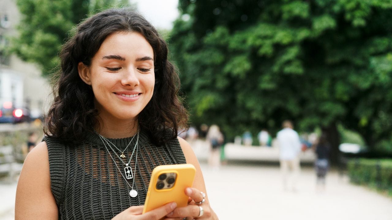 എന്നാല്‍ റീല്‍സ് വഴി ആസക്തി വര്‍ധിക്കുന്നത് വഴി നമ്മുടെ ശരീരത്തില്‍ ഡോപാമൈന്‍ വര്‍ധിക്കുന്നു. കൂടാതെ, തലച്ചോറില്‍ ശ്രദ്ധയുടെ ഭാഗമായ പ്രീഫ്രോണ്ടല്‍ കോര്‍ട്ടെക്സ് ഹ്രസ്വ വീഡിയോകളുടെ അമിതമായ ഉപയോഗത്തിലൂടെ ചുരുങ്ങുകയും ദൈനംദിന ജീവിതത്തെ ബാധിക്കുകയും ചെയ്യുന്നു. രാത്രിയിലെ സ്‌ക്രോളിങ് ഉറക്കത്തിന്റെ ഗുണനിലാവരത്തെയും ഓര്‍മശക്തതിയെയും തടസപ്പെടുത്തുന്നു. റീലുകള്‍ അമിതമായി കാണുന്നവരില്‍ ശ്രദ്ധക്കുറവും ഓര്‍മ്മക്കുറവും സാധാരണമാണ്.