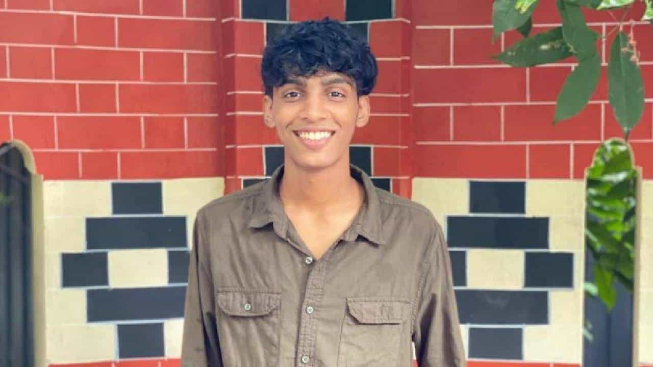 സെൽഫിയെടുക്കുന്നതിനിടെ കാൽവഴുതി കുളത്തിൽ വീണു; തൃശൂരിൽ വിദ്യാര്‍ഥിക്ക് ദാരുണാന്ത്യം