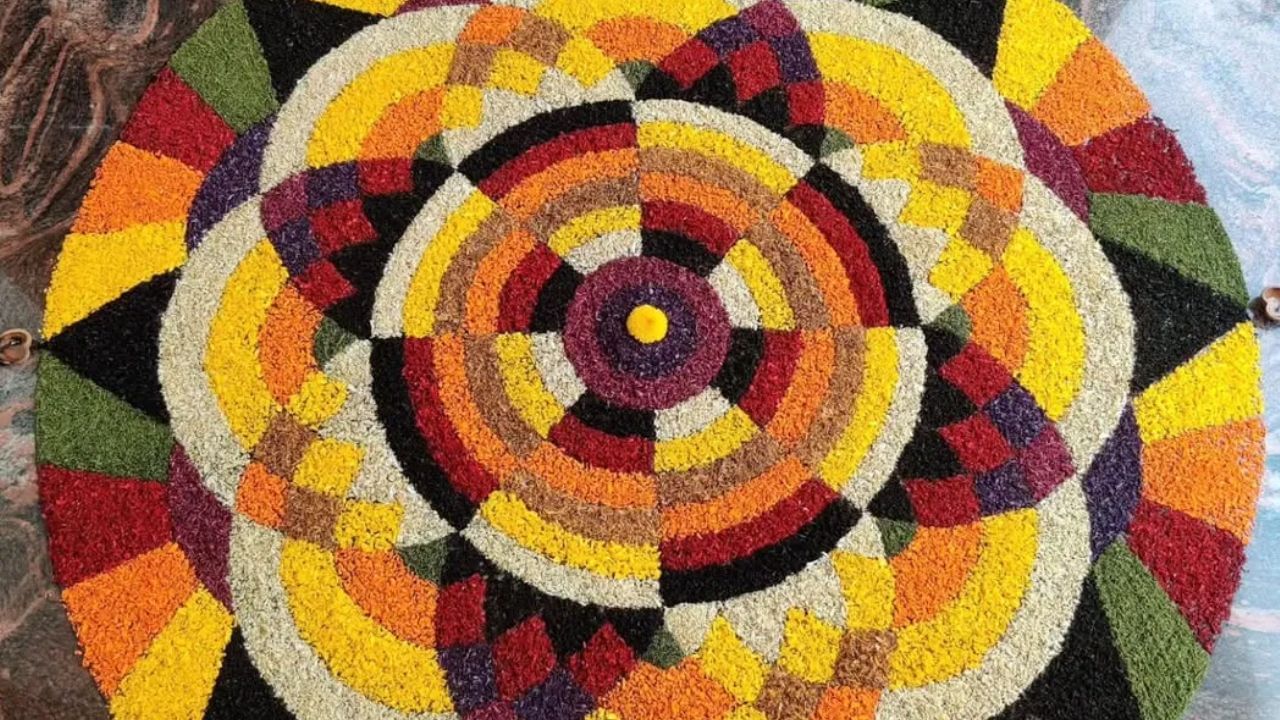 ഓണത്തിനോട് അനുബന്ധിച്ച് തിയേറ്ററുകളിലാണ് പുത്തൻ സിനിമകൾ എത്തുന്നത്. കാലം മാറിയതോടെ തിയറ്ററിനൊപ്പം പുത്തൻ സിനിമകളും സീരീസുകളും നേരിട്ട് ഒടിടിയിൽ എത്തുകയാണ്. ഇത്തവണ ഓണത്തിനോട് അനുബന്ധിച്ച് വിവിധ ഒടിടി പ്ലാറ്റ്ഫോമുകളുടെ റിലീസുകൾ എന്തെല്ലാമാണെന്ന് പരിശോധിക്കാം