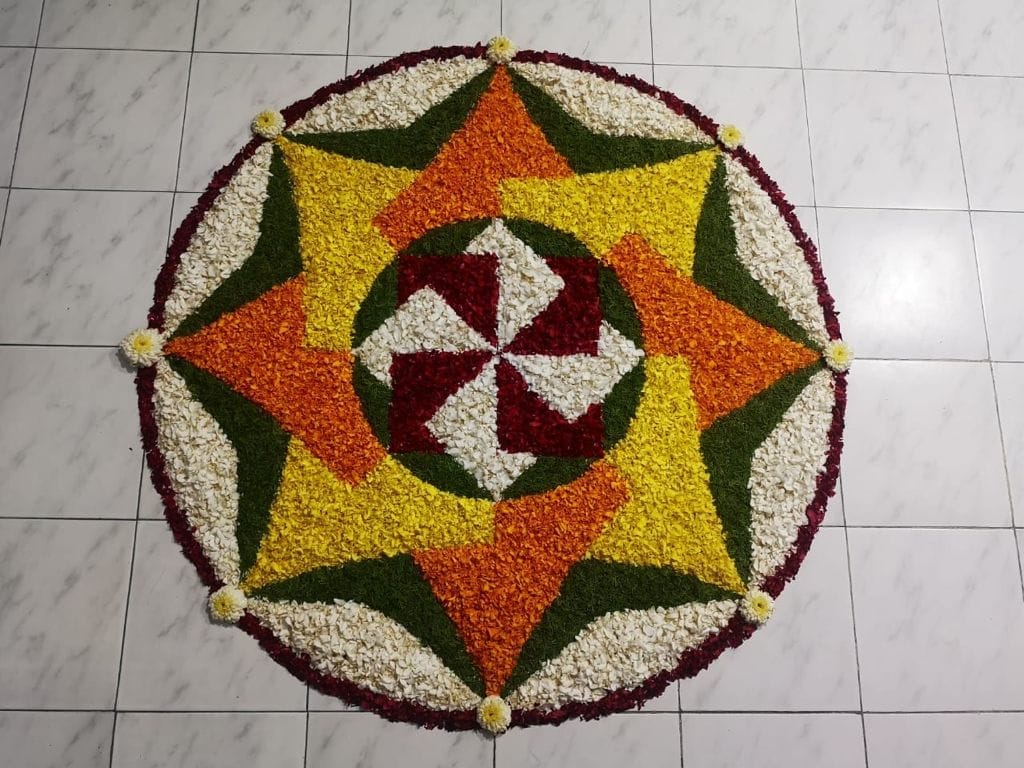 അത്തം മുതലാണ് ഓണപ്പൂക്കളം ഒരുക്കുന്നത്. 10 ദിവസങ്ങളിൽ 10 തരം പൂക്കളം ഒരുക്കണം. ചില ദിവസങ്ങളിൽ ചാണകം മെഴുകിയ നിലത്താവണം പൂക്കളമൊരുക്കേണ്ടത്. ഓരോ ദിവസവും ഉപയോഗിക്കേണ്ട പൂവും പൂക്കളത്തിൻ്റെ നിരയും ആകൃതിയുമൊക്കെ വ്യത്യസ്തമാണ്.
