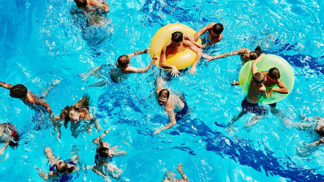 ഒരു ബക്കറ്റെടുത്ത് കിണറിന്റെ ഏറ്റവും അടി വരെ ഇറക്കി വെള്ളത്തിന്റെ ആഴം മീറ്ററില്‍ കണക്കാക്കുക. 1,000 ലിറ്റര്‍ വെള്ളത്തിന് ക്ലോറിനേഷന്‍ നടത്താന്‍ 2.5 ഗ്രാം ബ്ലീച്ചിങ് പൗഡറാണ് വേണ്ടത്. പ്ലാസ്റ്റിക് ബക്കറ്റില്‍ പൗഡറെടുത്ത് അല്‍പം വെള്ളം ചേര്‍ത്ത് കുഴമ്പ് പരുവത്തില്‍ ആക്കുക.

