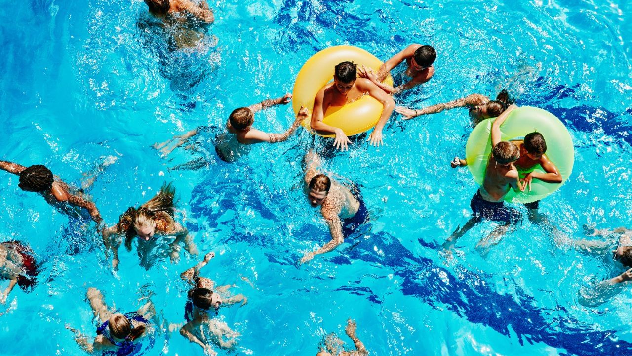 ഒരു ബക്കറ്റെടുത്ത് കിണറിന്റെ ഏറ്റവും അടി വരെ ഇറക്കി വെള്ളത്തിന്റെ ആഴം മീറ്ററില്‍ കണക്കാക്കുക. 1,000 ലിറ്റര്‍ വെള്ളത്തിന് ക്ലോറിനേഷന്‍ നടത്താന്‍ 2.5 ഗ്രാം ബ്ലീച്ചിങ് പൗഡറാണ് വേണ്ടത്. പ്ലാസ്റ്റിക് ബക്കറ്റില്‍ പൗഡറെടുത്ത് അല്‍പം വെള്ളം ചേര്‍ത്ത് കുഴമ്പ് പരുവത്തില്‍ ആക്കുക.