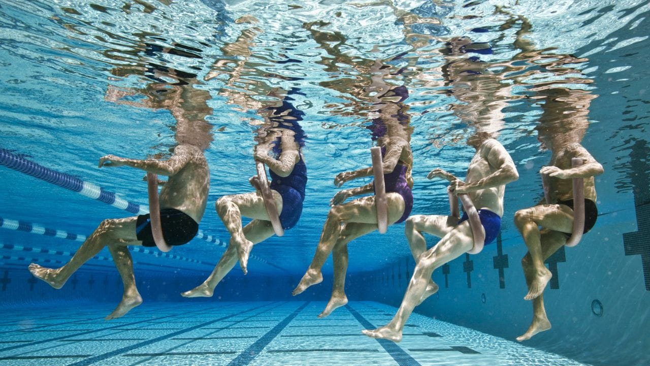 ബ്ലീച്ചിങ് പൗഡര്‍ ഉപയോഗിച്ചാണ് നമ്മള്‍ വീടുകളിലെ കിണറുകളും മറ്റ് ജലസ്രോതസുകളും ശുദ്ധീകരിക്കുന്നത്. ഇങ്ങനെ ചെയ്യുന്നതിന്റെ ശരിയായ രീതി എന്താണെന്ന് അറിയാമോ? നമ്മള്‍ വാങ്ങിക്കുന്ന ബീച്ചിങ് പൗഡറില്‍ സാധാരണയായി 30 മുതല്‍ 40 ശതമാനം വരെയാണ് ക്ലോറിന്‍ അടങ്ങിയിരിക്കുന്നത്. 

