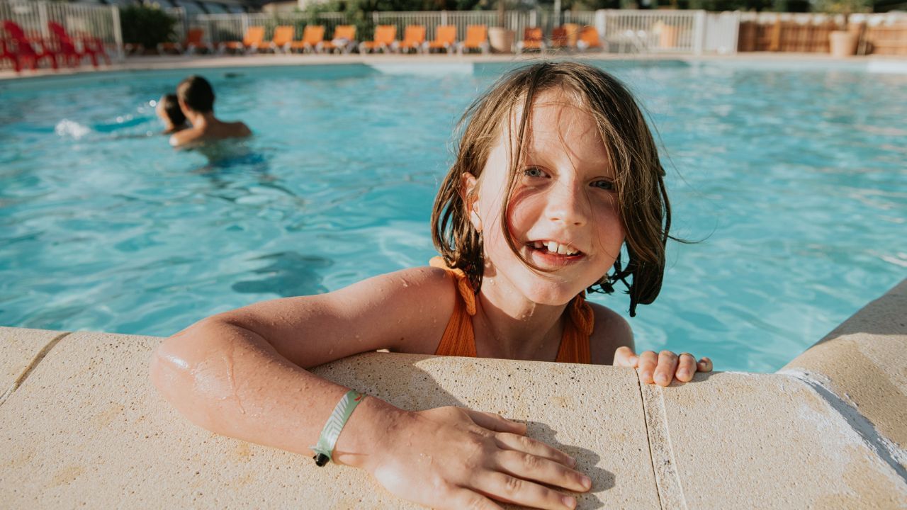 കുഴമ്പായ ശേഷം ഈ ബക്കറ്റിന്റെ മുക്കാല്‍ ഭാഗം വെള്ളം ഒഴിച്ച് ഇളക്കാം. ശേഷം ഇത് 10 മിനിറ്റ് അനക്കാതെ വെക്കണം. അതിന് ശേഷം തെളിഞ്ഞെ വെള്ളമെടുത്ത് വെള്ളം കോരുന്ന ബക്കറ്റിലാക്കി കിണറിന്റെ ഏറ്റവും അടിയിലേക്ക് ഇറക്കിയ ശേഷം പൊക്കുകയും താഴ്ത്തുകയും ചെയ്യാം. അതിന് ഒരു മണിക്കൂര്‍ സമയം കിണറിലെ വെള്ളം ഇളക്കാന്‍ പാടില്ല.