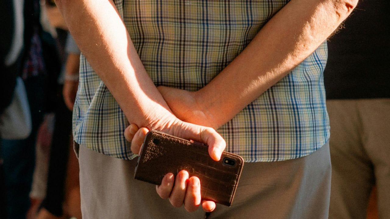 കൈകൾ പിന്നിൽ കെട്ടി നടക്കുന്നവർ എന്നും ചിന്തകളിൽ മുഴുകിയിരിക്കുന്നവരായിരിക്കും. അവർ, ഏകാഗ്രത, ആത്മപരിശോധന തുടങ്ങിയവയ്ക്ക് ഏറെ പ്രാധാന്യം നൽകുന്നവരായിരിക്കും. (Image Credits: Pexels)