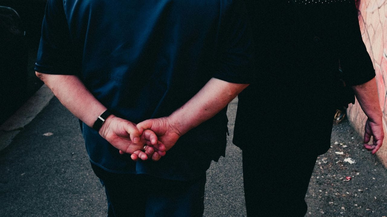 ഒരാൾ നടക്കുന്ന രീതി വച്ചുതന്നെ ആ വ്യക്തിയുടെ സ്വഭാവത്തെക്കുറിച്ചും വ്യക്തിത്വത്തെക്കുറിച്ചും അറിയാൻ കഴിയുമെന്നാണ് മനഃശാസ്ത്രത്തില് പറയുന്നത്. 'സേതുരാമയ്യർ സിബിഐ' എന്ന ചിത്രത്തിൽ കൈ പിന്നിൽ കെട്ടിയുള്ള മമ്മൂട്ടിയുടെ നടത്തം വളരെ പ്രശസ്തമാണ്. പല ഉദ്യോഗസ്ഥരും ഇത്തരത്തിൽ നടക്കുന്നത് കാണാറുണ്ട്. (Image Credits: Pexels)