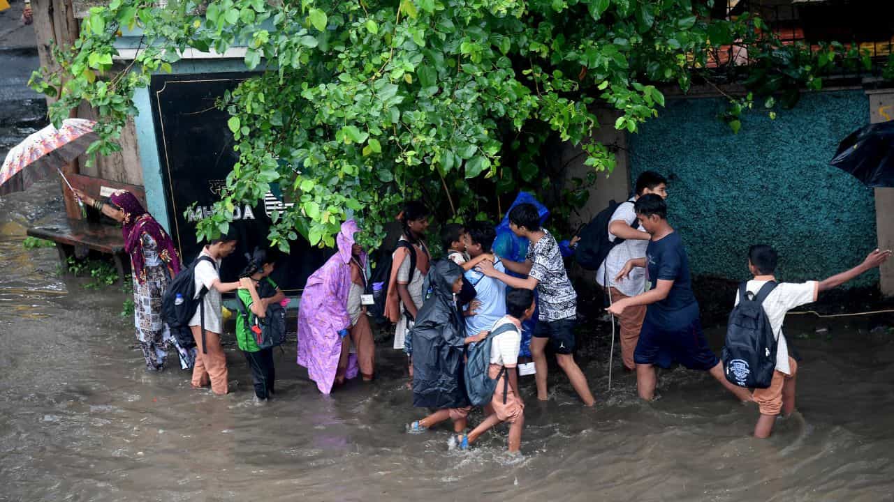 Kerala rain alert: നാളെ മുതൽ മഴ പിൻവാങ്ങുമോ? ഒരു ജില്ലയിലും മുന്നറിയിപ്പില്ല, നേരിയ മഴ പെയ്യാൻ സാധ്യത