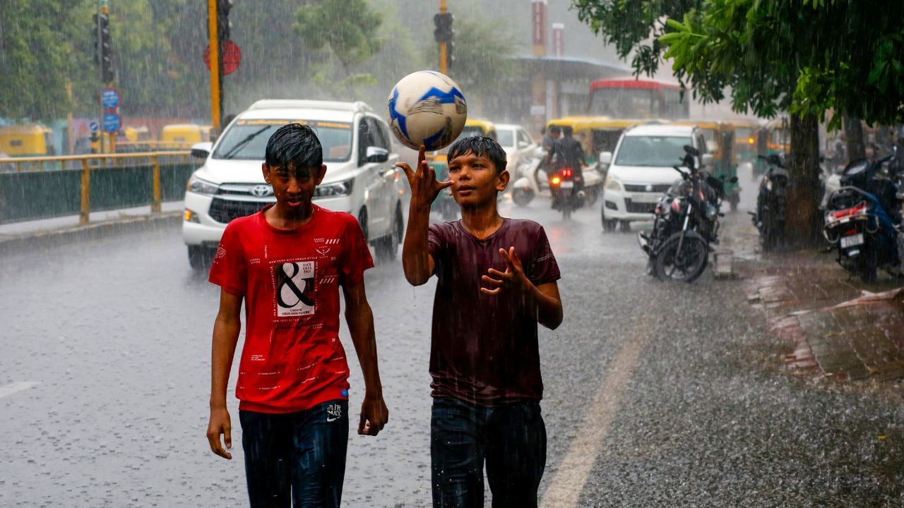 Kerala Rain Alert: സംസ്ഥാനത്ത് മഴയുടെ തീവ്രത കുറയും; ഇന്ന് പ്രത്യേക മഴ മുന്നറിയിപ്പില്ല Kerala Rain Alert: സംസ്ഥാനത്ത് മഴയുടെ തീവ്രത കുറയും; ഇന്ന് പ്രത്യേക മഴ മുന്നറിയിപ്പില്ല