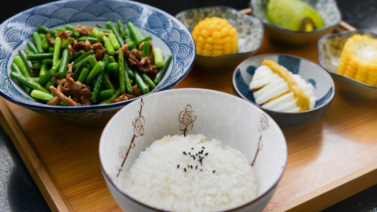 എന്നാൽ, പതിയെ നമുക്ക് ചോറിന്റെ അളവ് കുറച്ചുവരാം. ദിവസവും കഴിക്കുന്ന അളവ് ചെറുതായി കുറച്ചുകൊണ്ട് തുടങ്ങാം. സാധാരണമായി മൂന്നും നാലും തവി ചോറ് കഴിക്കുന്നവരാണെങ്കിൽ അത് രണ്ടായി കുറയ്ക്കാൻ ശ്രമിക്കുക. (Image Credits: Pexels)
