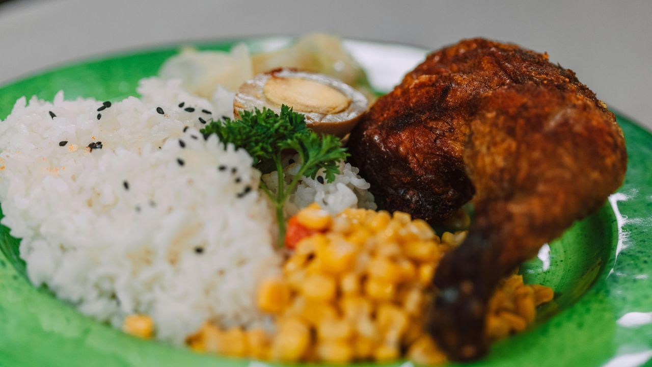 ചോറിനൊപ്പം പച്ചക്കറികൾ, മത്സ്യം, ചിക്കൻ അല്ലെങ്കിൽ മുട്ട പോലുള്ള പ്രോട്ടീൻ അടങ്ങിയ ഭക്ഷണങ്ങളും മിതമായ അളവിൽ ഡയറ്റിൽ ഉൾപ്പെടുത്തുക. ഇത് പെട്ടെന്ന് വയറു നിറയ്ക്കുന്നതിനൊപ്പം അമിതമായി ചോറ് കഴിക്കുന്നത് തടയാൻ സഹായിക്കുകയും ചെയ്യുന്നു. (Image Credits: Pexels)
