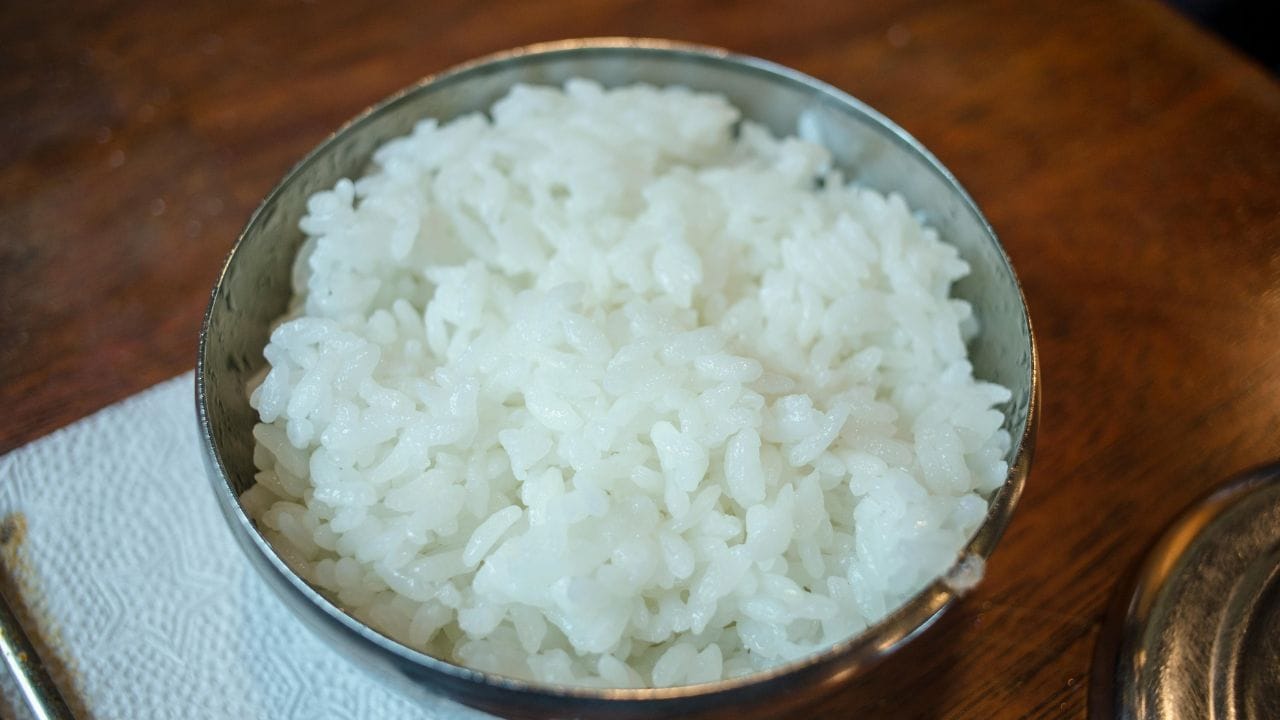 പ്രമേഹമുള്ളവർ കാർബോഹൈഡ്രേറ്റ് കുറയ്ക്കണമെന്ന് പൊതുവെ പറയാറുണ്ട്. അങ്ങനെയെങ്കിൽ ചോറ് കുറയ്ക്കണോ എന്നത് പലരുടെയും സംശയമാണ്. മിക്കവരുടെയും ദൈനംദിന ശീലത്തിന്റെ ഭാഗമാണ് ചോറ്. അതിനാൽ, പെട്ടെന്ന് ചോറ് പൂർണമായും ഒഴിവാക്കുന്നത് എളുപ്പമല്ല. (Image Credits: Pexels)
