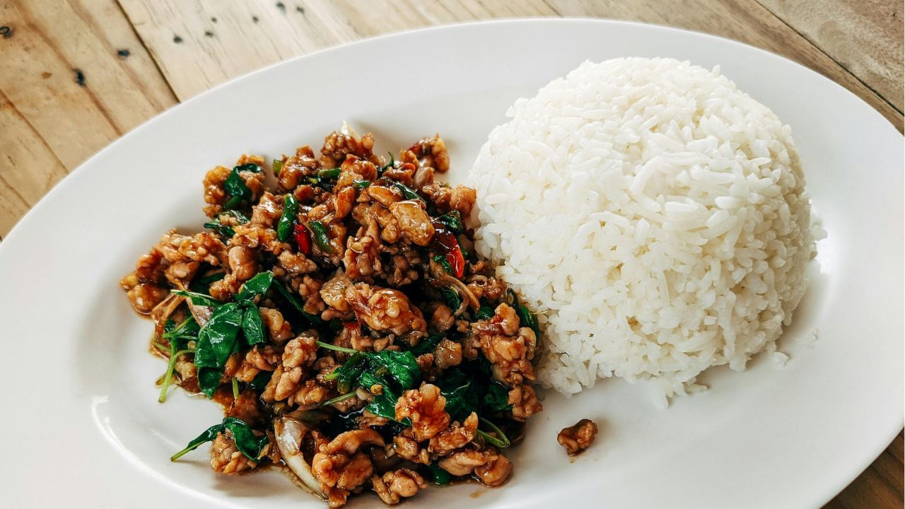 രണ്ടു നേരം ചോറ് കഴിക്കുന്നവരാണെങ്കിൽ പതിയെ അത് കുറച്ച് ഒരു നേരത്തേക്ക് ചുരുക്കാം. ചോറിന് പകരം ഗോതമ്പ് കൊണ്ടുള്ള ചപ്പാത്തി, തിന തുടങ്ങിയവ കഴിക്കാം. ഇത് രക്തത്തിലെ പഞ്ചസാരയുടെ അളവ് നിയന്ത്രിക്കാനും നല്ലതാണ്. (Image Credits: Pexels)
