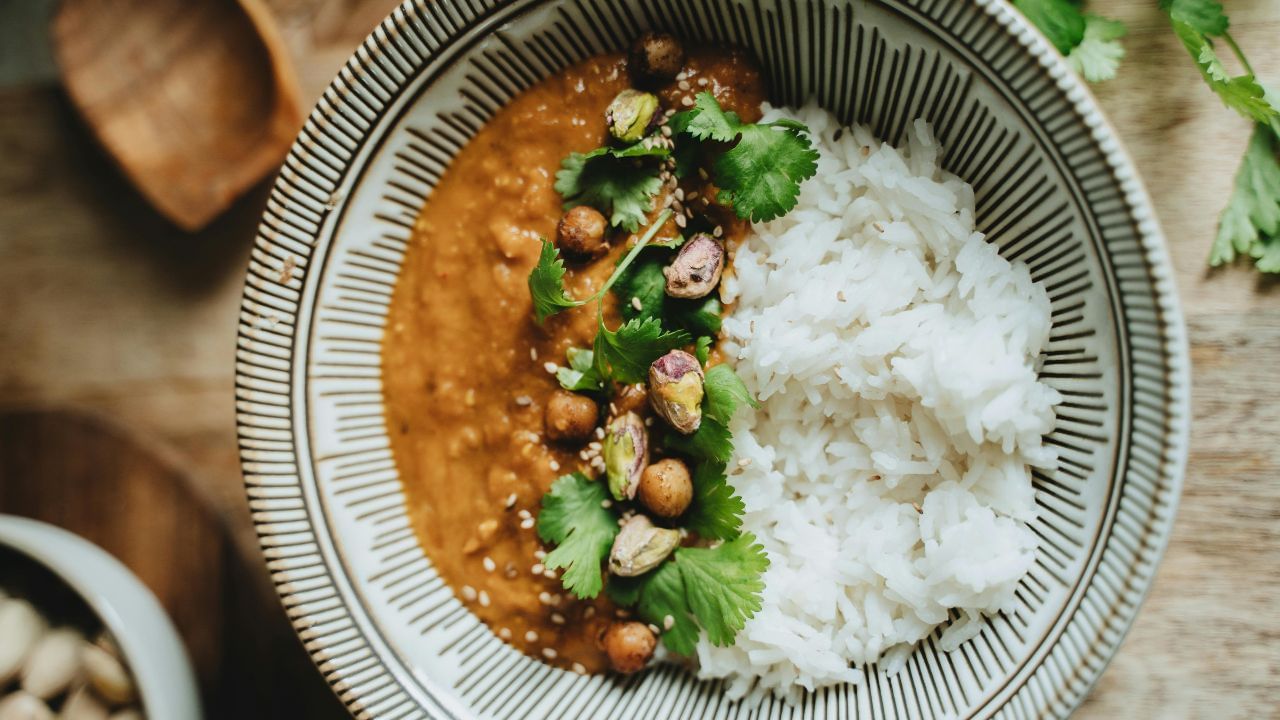സാധാരണയായി, നാല് ആഴ്ചകൾ കൊണ്ട് ഈ മാറ്റങ്ങളോട് ശരീരം പൊരുത്തപ്പെടാൻ തുടങ്ങും. അതിനാൽ, ഘട്ടം ഘട്ടമായി ചോറിന്റെ അളവ് കുറച്ചുകൊണ്ട് വരാം. ഇഷ്ട ഭക്ഷണങ്ങൾ ഉപേക്ഷിക്കുന്നതിന് പകരം ശരിയായ അളവിൽ കഴിക്കുന്നത് ശീലമാക്കാം. (Image Credits: Pexels)
