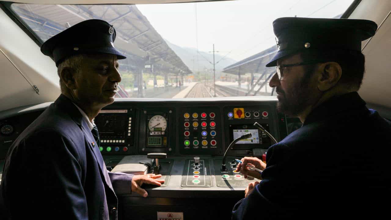 RRB NTPC Dress Code 2025: റെയിൽവേ പരീക്ഷ എഴുതുന്നവരുടെ ശ്രദ്ധയ്ക്ക്! ഡ്രസ് കോഡ് റെഡി; പരീക്ഷാ ദിവസം ധരിക്കേണ്ടത് എന്ത്?