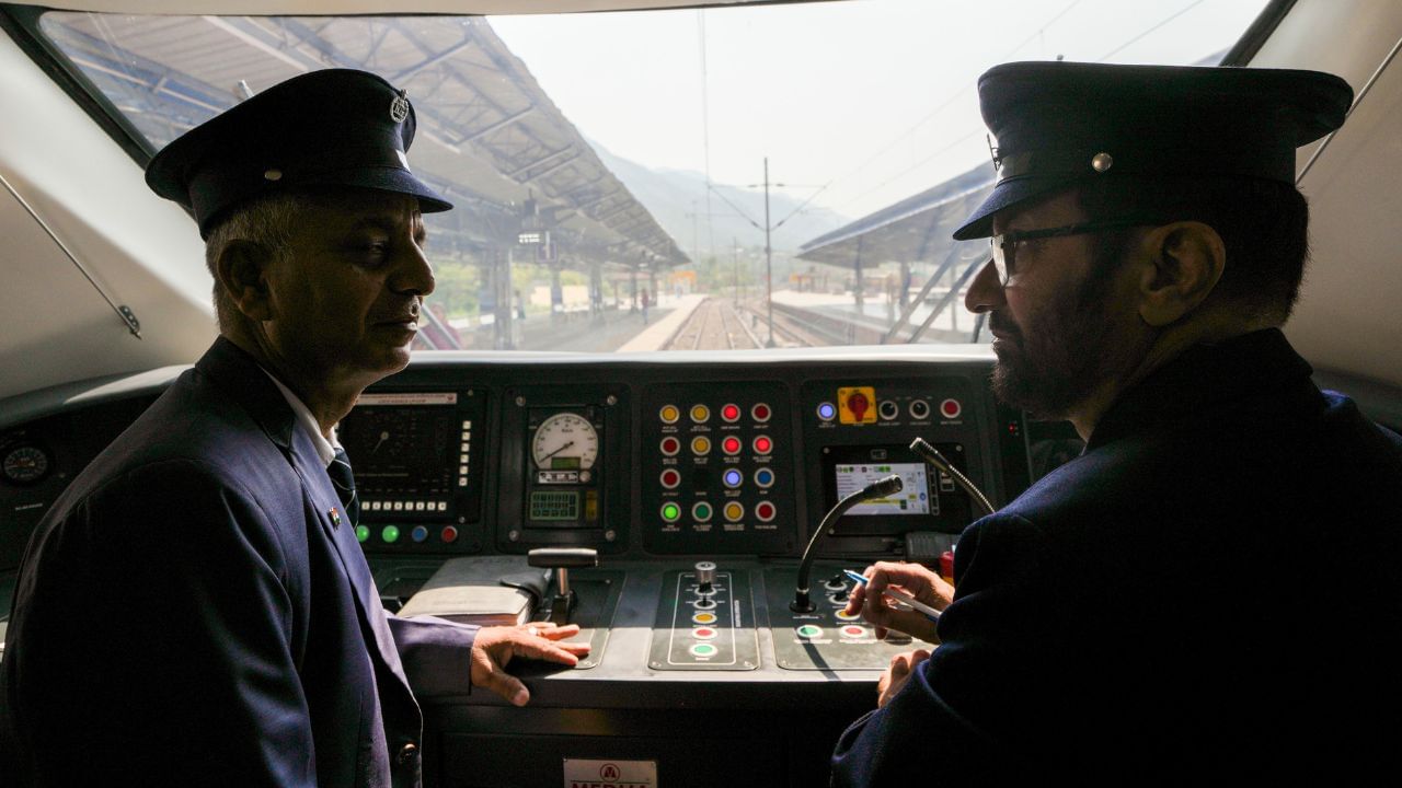 RRB NTPC Dress Code 2025: റെയിൽവേ പരീക്ഷ എഴുതുന്നവരുടെ ശ്രദ്ധയ്ക്ക്! ഡ്രസ് കോഡ് റെഡി; പരീക്ഷാ ദിവസം ധരിക്കേണ്ടത് എന്ത്?