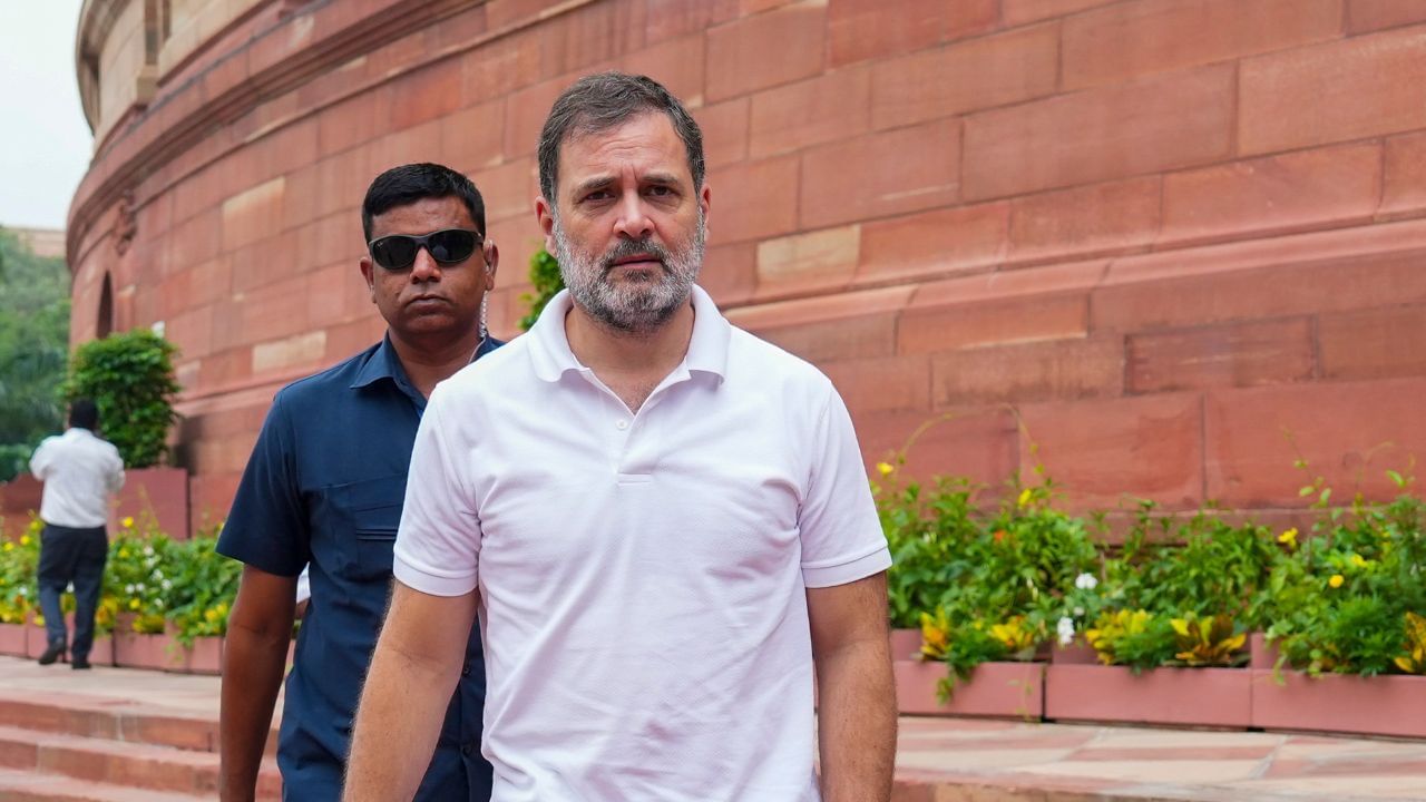 Rahul Gandhi: തെരഞ്ഞെടുപ്പ് കമ്മീഷനെതിരെ ഒരു ആറ്റം ബോംബ് കൈയ്യിലുണ്ട് – രാഹുൽ ഗാന്ധി Rahul Gandhi: തെരഞ്ഞെടുപ്പ് കമ്മീഷനെതിരെ ഒരു ആറ്റം ബോംബ് കൈയ്യിലുണ്ട് – രാഹുൽ ഗാന്ധി