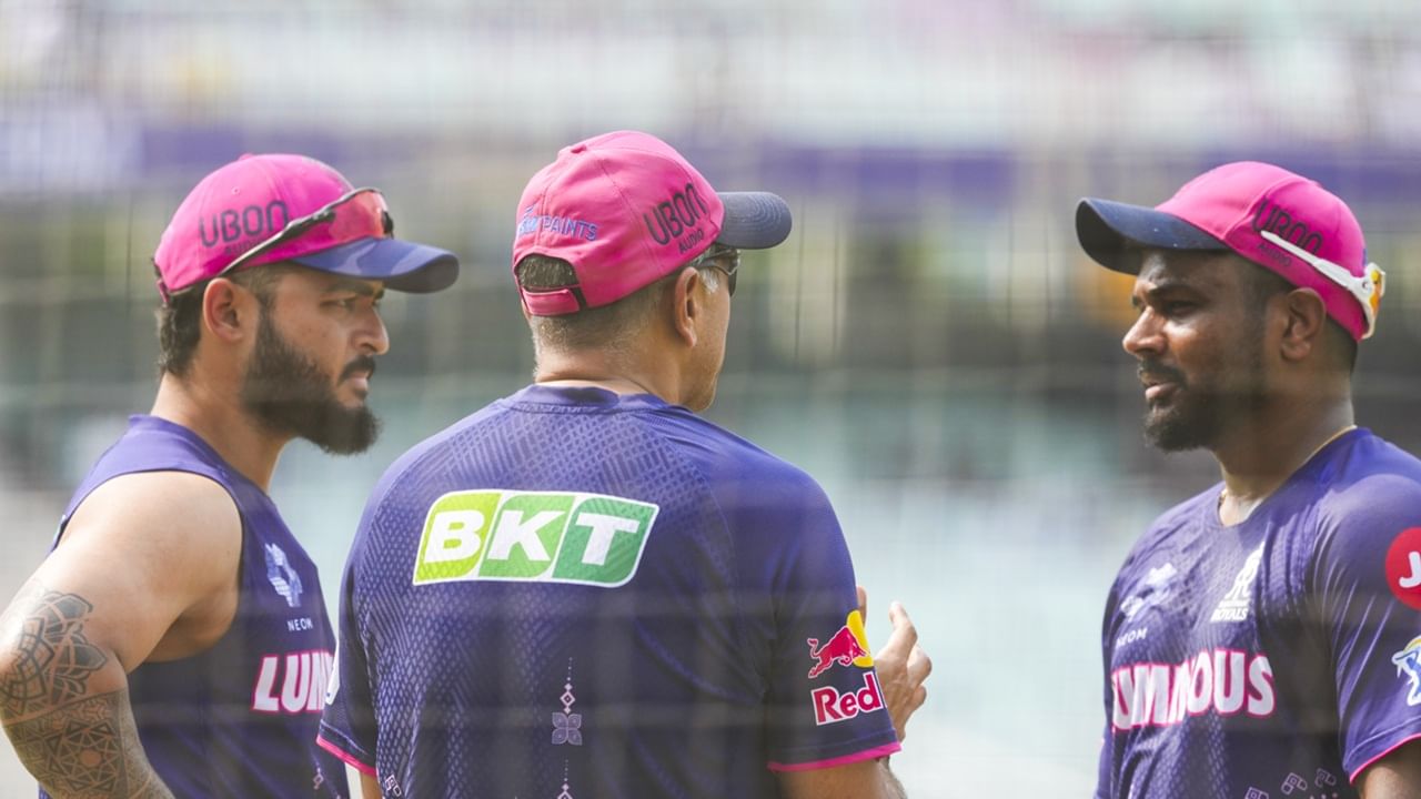 ദ്രാവിഡിന് മറ്റൊരു 'വിശാലമായ' സ്ഥാനം വാഗ്ദാനം ചെയ്തിട്ടും നിരസിച്ചെന്ന് ഫ്രാഞ്ചെസി വെളിപ്പെടുത്തിയിരുന്നു. ഇപ്പോഴിതാ, ദ്രാവിഡിനെ ഫ്രാഞ്ചെസി പുറത്താക്കിയിരിക്കാമെന്ന നിരീക്ഷണം പങ്കുവയ്ക്കുകയാണ് ദക്ഷിണാഫ്രിക്കന്‍ മുന്‍താരം എബി ഡി വില്ലിയേഴ്‌സ്  (Image Credits: PTI)