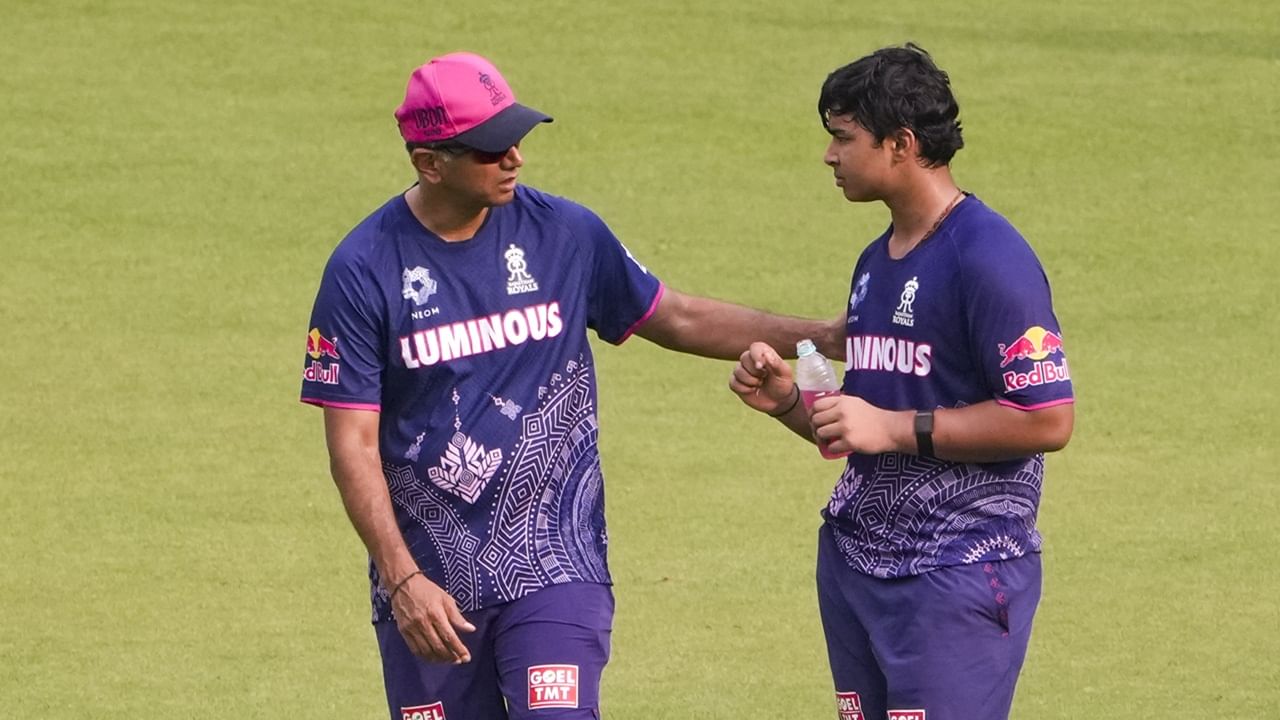 ഫ്രാഞ്ചെസി വാഗ്ദാനം ചെയ്ത സ്ഥാനം സ്വീകരിക്കാത്തതുകൊണ്ട് ദ്രാവിഡിനെ പുറത്താക്കിയതാകാമെന്ന് ഡിവില്ലിയേഴ്‌സ് പറഞ്ഞു. മാനേജ്‌മെന്റിന്റെ തീരുമാനമാണെന്ന് തോന്നുന്നു. ടീമിൽ കൂടുതൽ വിശാലമായ ഒരു പങ്ക് വഹിക്കാനുള്ള ഓപ്ഷൻ അവർ അദ്ദേഹത്തിന് നൽകി  (Image Credits: PTI)