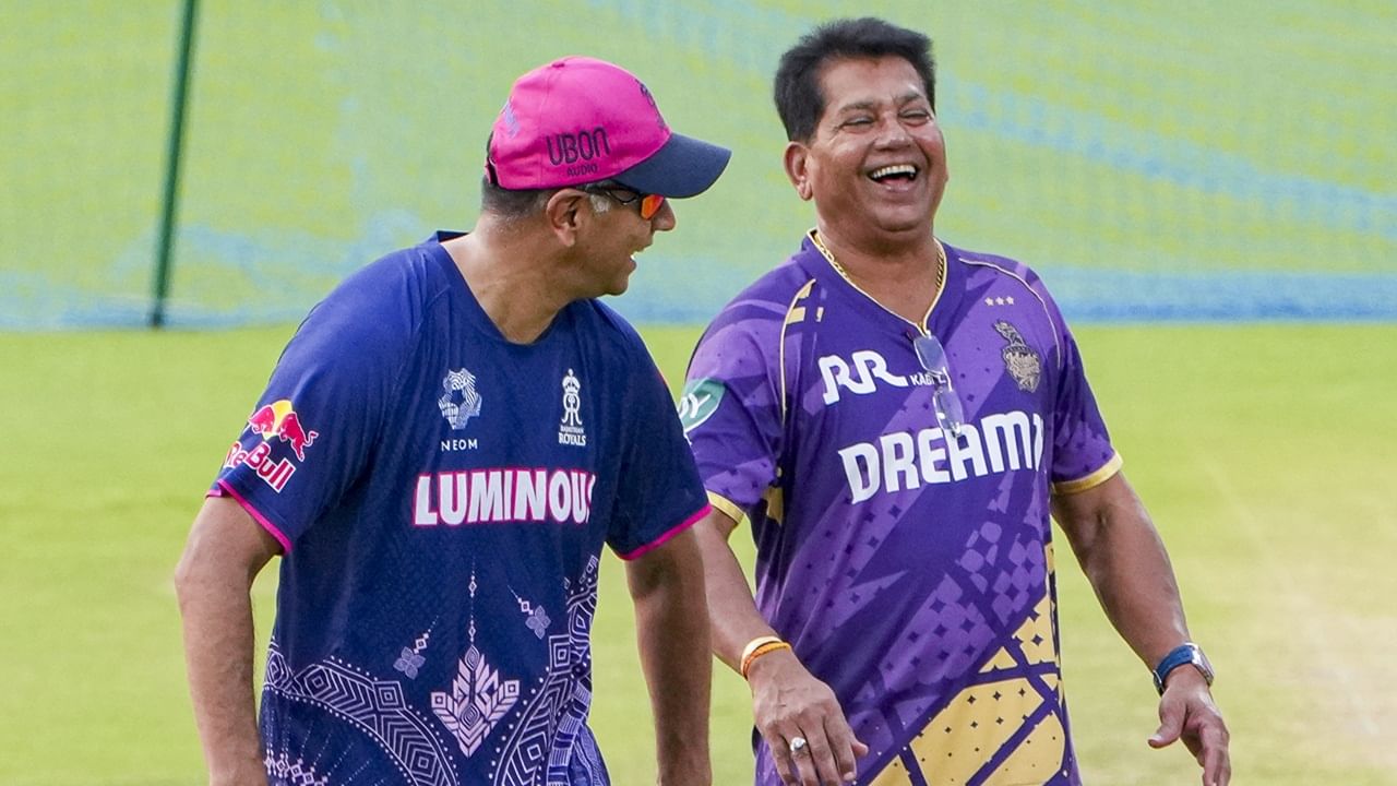 അദ്ദേഹം അത് നിരസിച്ചു. ഡഗൗട്ടിൽ തുടരാൻ അദ്ദേഹം ആഗ്രഹിച്ചു. പക്ഷേ, മറ്റൊരു സ്ഥാനത്തില്‍ ദ്രാവിഡ് അസ്വസ്ഥനായിരുന്നിരിക്കാം എന്നും ഡിവില്ലിയേഴ്‌സ് പറഞ്ഞു  (Image Credits: PTI)