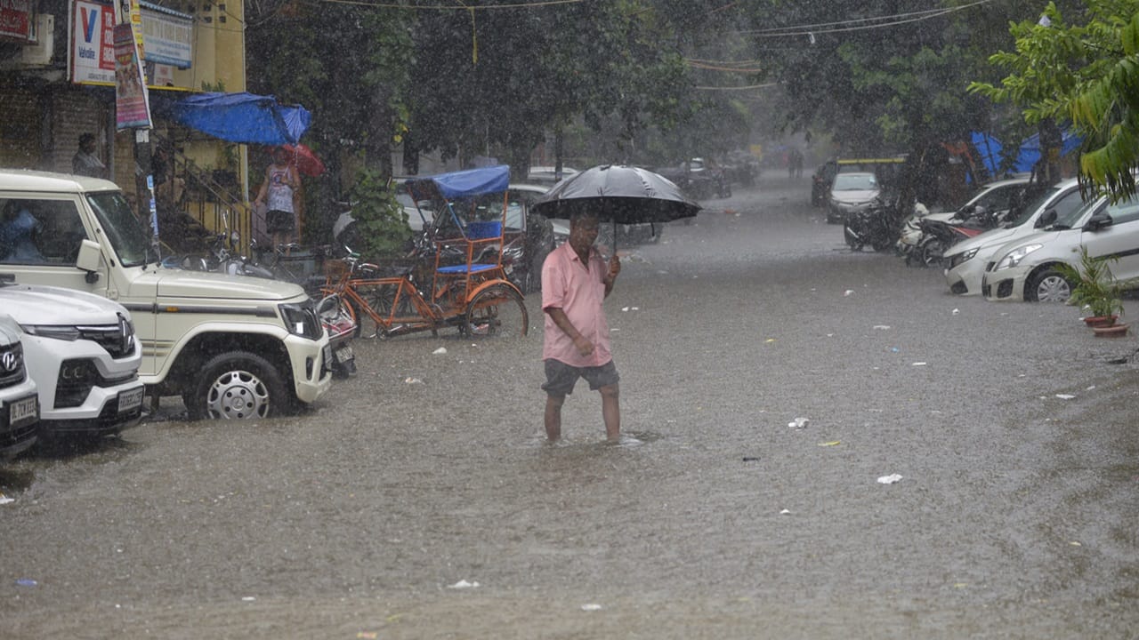 ബംഗാള്‍ ഉള്‍ക്കടലിന് മുകളില്‍ തമിഴ്‌നാട് തീരത്തിന് സമീപമായി ചക്രവാതച്ചുഴി രൂപപ്പെട്ടിട്ടുണ്ട്. അതുകൊണ്ട് നാളെയും, മറ്റന്നാളും ഒറ്റപ്പെട്ട അതിതീവ്ര മഴയാണ് പ്രതീക്ഷിക്കുന്നത്. ഓഗസ്ത് ഏഴ് വരെ ഒറ്റപ്പെട്ട ശക്തമായ മഴയ്ക്കും, 10 വരെ നേരിയ, ഇടത്തരം മഴയും പ്രതീക്ഷിക്കുന്നു (Image Credits: PTI)