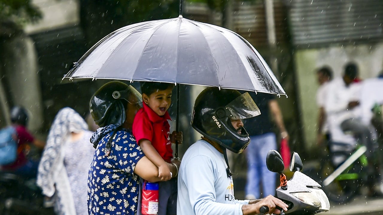 പെരിങ്ങല്‍കൂത്ത് ഡാമിലെ ജലനിരപ്പും ഉയരുകയാണ്. ഡാമിന്റെ സ്ലൂയിസ് വാല്‍വുകള്‍ ഘട്ടം ഘട്ടമായി തുറക്കും. അതുകൊണ്ട് ചാലക്കുടി പുഴയിലെ ജലനിരപ്പ് ഉയര്‍ന്നേക്കും. ചാലക്കുടി പുഴയുടെ തീരത്തോട് ചേര്‍ന്ന് താമസിക്കുന്നവര്‍ ജാഗ്രത പുലര്‍ത്തണം. ഇന്ന് കേരള, കര്‍ണാടക, ലക്ഷദ്വീപ് തീരങ്ങളില്‍ മത്സ്യബന്ധനത്തിന് പോകാനും പാടില്ല. വിവിധ തീരങ്ങളില്‍ കള്ളക്കടല്‍ പ്രതിഭാസത്തിനും സാധ്യതയുണ്ട് (Image Credits: PTI)