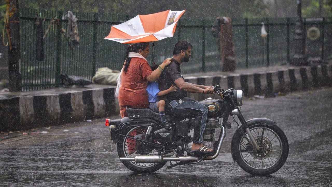 സംസ്ഥാനത്ത് അതിശക്തമായ മഴയ്ക്ക് സാധ്യത. നാളെ എറണാകുളം, ഇടുക്കി, തൃശൂര്‍ ജില്ലകളില്‍ റെഡ് അലര്‍ട്ട് പ്രഖ്യാപിച്ചു. ഈ ജില്ലകളില്‍ അതിശക്തമായ മഴ പ്രതീക്ഷിക്കുന്നു. പത്തനംതിട്ട, ആലപ്പുഴ, കോട്ടയം, പാലക്കാട്, മലപ്പുറം ജില്ലകളില്‍ ഓറഞ്ച് അലര്‍ട്ടും പ്രഖ്യാപിച്ചു. മറ്റ് ജില്ലകളില്‍ നാളെ മഞ്ഞ അലര്‍ട്ടാണ് (Image Credits: PTI)