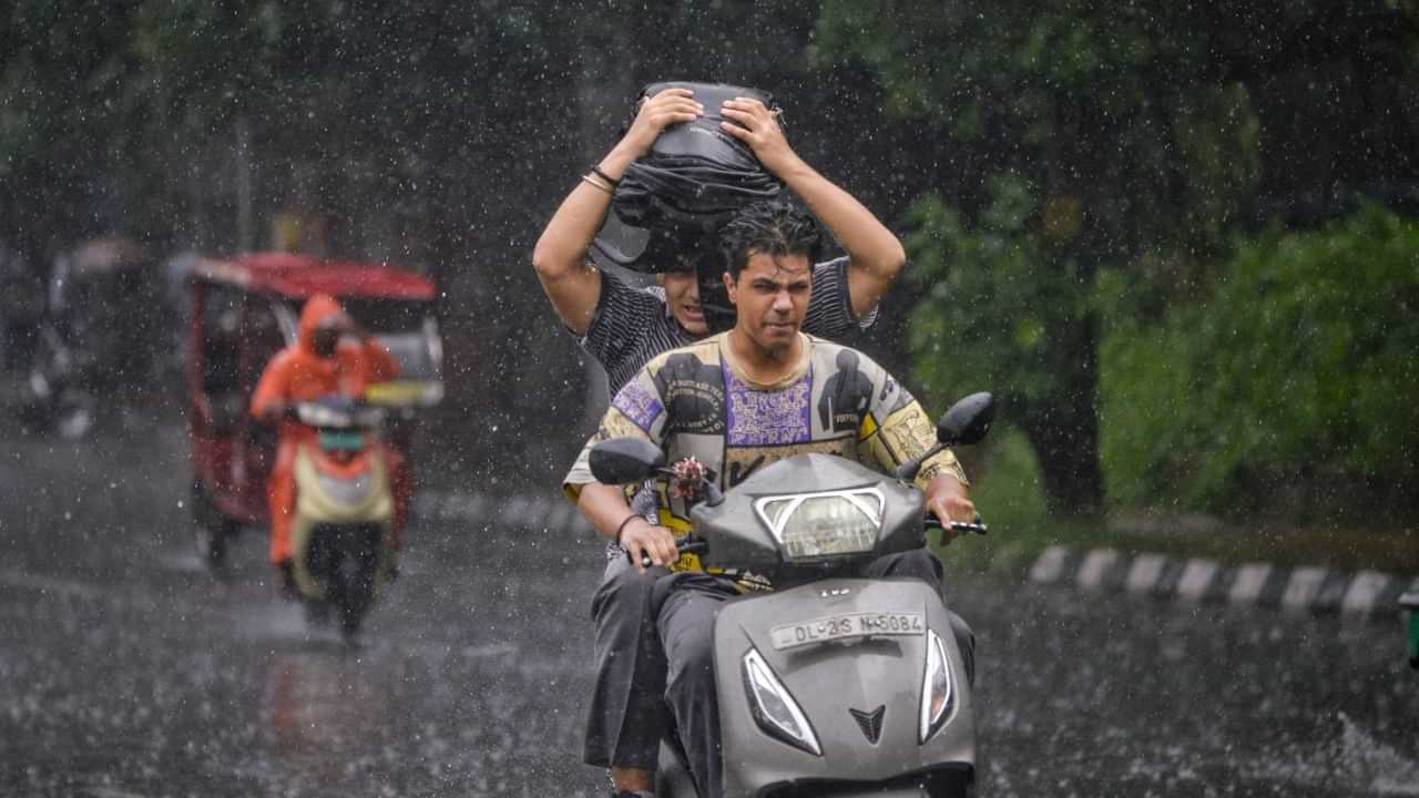 Kerala Rain Alert: മഴയില്‍ വിറച്ച് സംസ്ഥാനം; കേരള തീരം വരെ ന്യൂനമര്‍ദ പാത്തി, ജാഗ്രതാ നിര്‍ദേശം