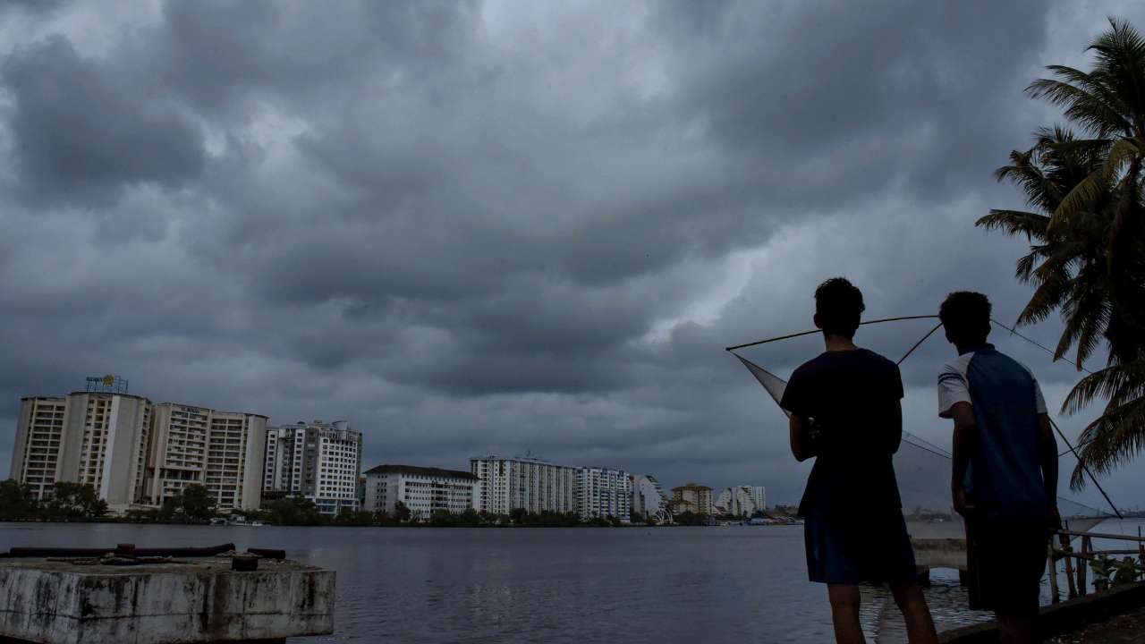 Kerala Rain Alert: ചക്രവാതചുഴി! വരുന്നത് അതിശക്തമായ പേമാരി; മൂന്ന് ജില്ലകളിൽ നാളെ റെഡ് അലർട്ട്