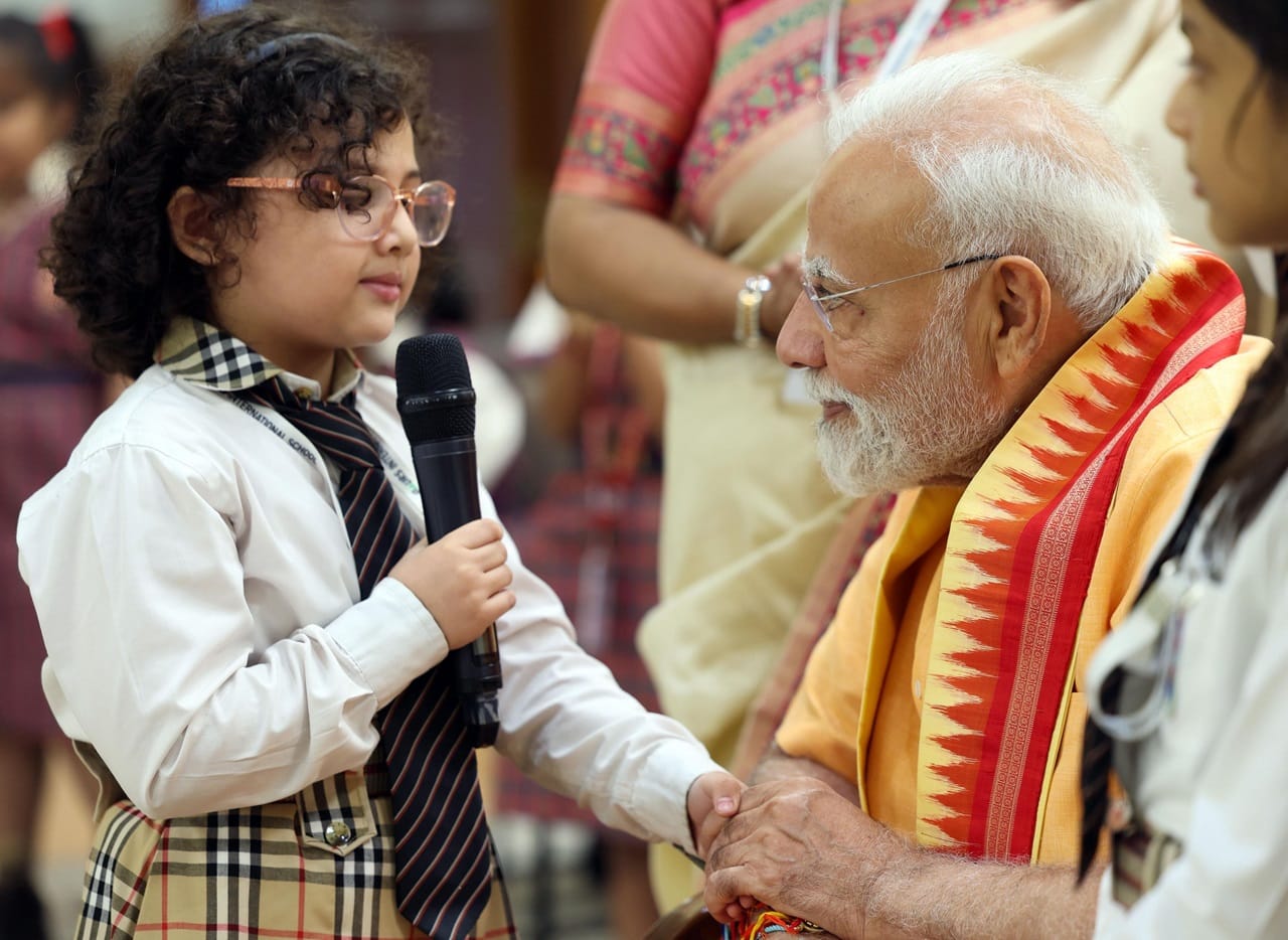 കുട്ടികള്‍, സ്ത്രീകള്‍, സമൂഹത്തിലെ വിവിധ രംഗങ്ങളില്‍ നിന്നുള്ളവര്‍ തുടങ്ങിയവര്‍ പ്രധാനമന്ത്രിക്കൊപ്പം രക്ഷാബന്ധന്‍ ആഘോഷിക്കാനെത്തി. അദ്ദേഹം എല്ലാവരോടും സംസാരിക്കുകയും, ഫോട്ടോയ്ക്ക് പോസ് ചെയ്യുകയും ചെയ്തു.