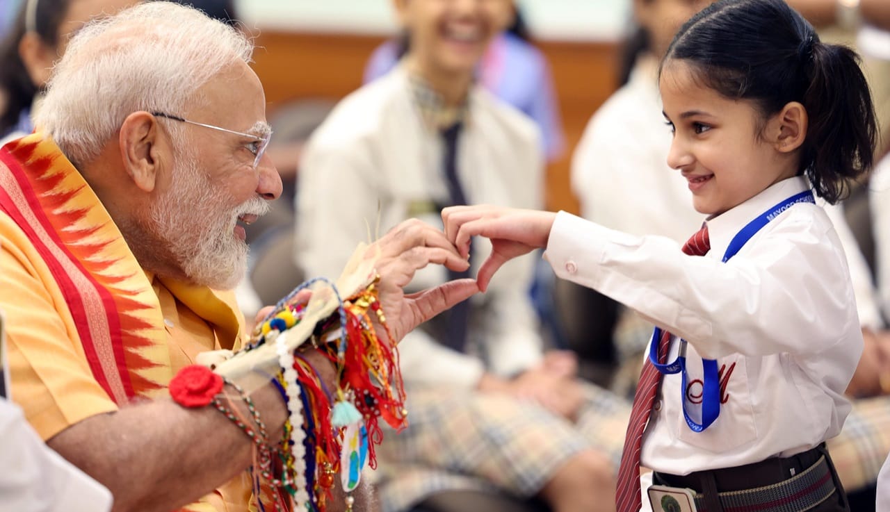 മോദിയുടെ കൈയില്‍ വിദ്യാര്‍ത്ഥികള്‍ രാഖി കെട്ടി. അവരോട് അദ്ദേഹം ക്ഷേമാന്വേഷണം നടത്തി. നേരത്തെ സമൂഹമാധ്യമത്തിലൂടെ അദ്ദേഹം രക്ഷാബന്ധന്‍ ആശംസകള്‍ നേര്‍ന്നു. 