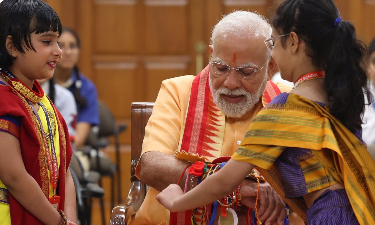  പ്രധാനമന്ത്രിക്ക് രാഖി കെട്ടാന്‍ എത്തിയവരില്‍ പ്രധാനമായും സ്‌കൂള്‍ വിദ്യാര്‍ത്ഥികളായിരുന്നു. കൊച്ചുകുട്ടികള്‍ക്കൊപ്പം മോദി രക്ഷാബന്ധന്‍ ആഘോഷിക്കുന്നതിന്റെ ദൃശ്യങ്ങള്‍ വൈറലാണ്. 