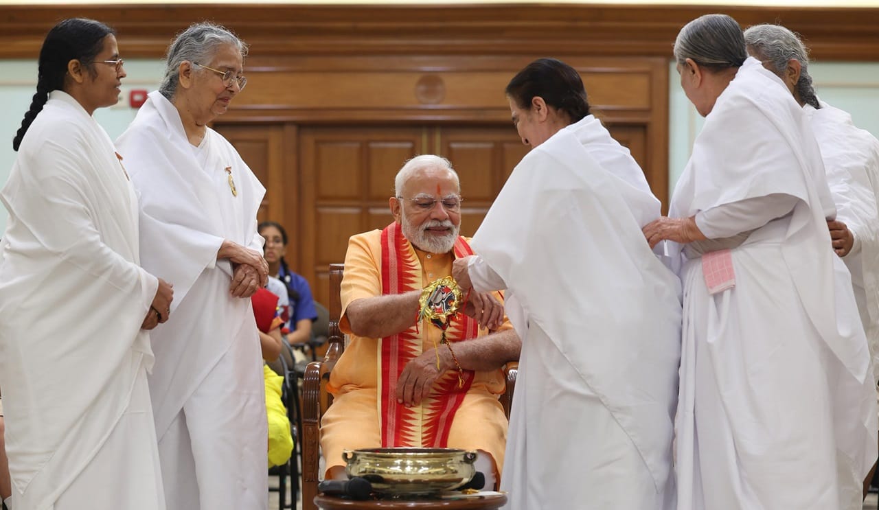 മോദി രക്ഷാബന്ധന്‍ ആഘോഷിക്കുന്നതിന്റെ നിരവധി ചിത്രങ്ങള്‍ പുറത്തുവന്നിട്ടുണ്ട്. രാജ്യമെമ്പാടും രക്ഷാബന്ധന്‍ ആഘോഷത്തിന്റെ തിരക്കിലാണ്.