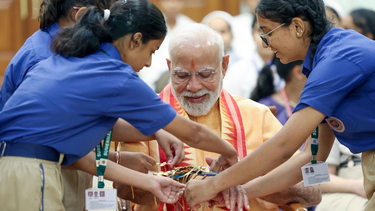 രക്ഷാബന്ധന്‍ ആഘോഷിച്ച് രാജ്യം. ഡല്‍ഹിയിലെ ഔദ്യോഗിക വസതിയിലായിരുന്നു പ്രധാനമന്ത്രി നരേന്ദ്ര മോദിയുടെ ആഘോഷം.