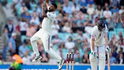 India vs England: റെക്കോർഡ് വിജയലക്ഷ്യം വച്ച് ഇന്ത്യ; അവസാന പന്തിൽ ക്രോളിയെ കുടുക്കി സിറാജിൻ്റെ തന്ത്രം: കളി ആവേശത്തിൽ