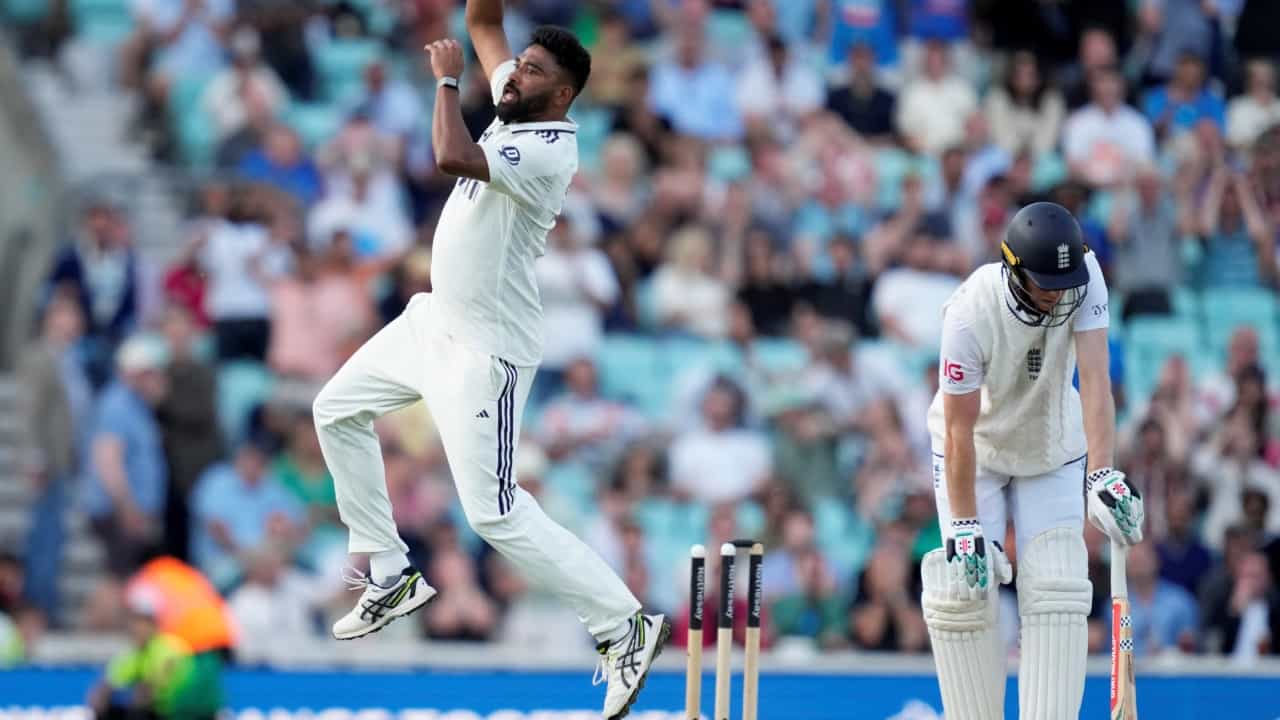 India vs England: റെക്കോർഡ് വിജയലക്ഷ്യം വച്ച് ഇന്ത്യ; അവസാന പന്തിൽ ക്രോളിയെ കുടുക്കി സിറാജിൻ്റെ തന്ത്രം: കളി ആവേശത്തിൽ India vs England: റെക്കോർഡ് വിജയലക്ഷ്യം വച്ച് ഇന്ത്യ; അവസാന പന്തിൽ ക്രോളിയെ കുടുക്കി സിറാജിൻ്റെ തന്ത്രം: കളി ആവേശത്തിൽ