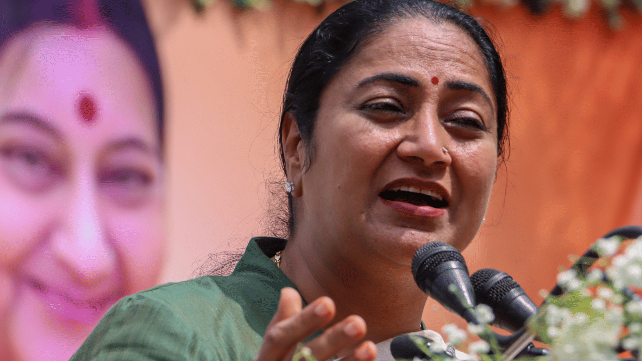 Rekha Gupta: ഡൽഹി മുഖ്യമന്ത്രിക്ക് നേരെ ആക്രമണം, രേഖ ഗുപ്‌ത ആശുപത്രിയിൽ