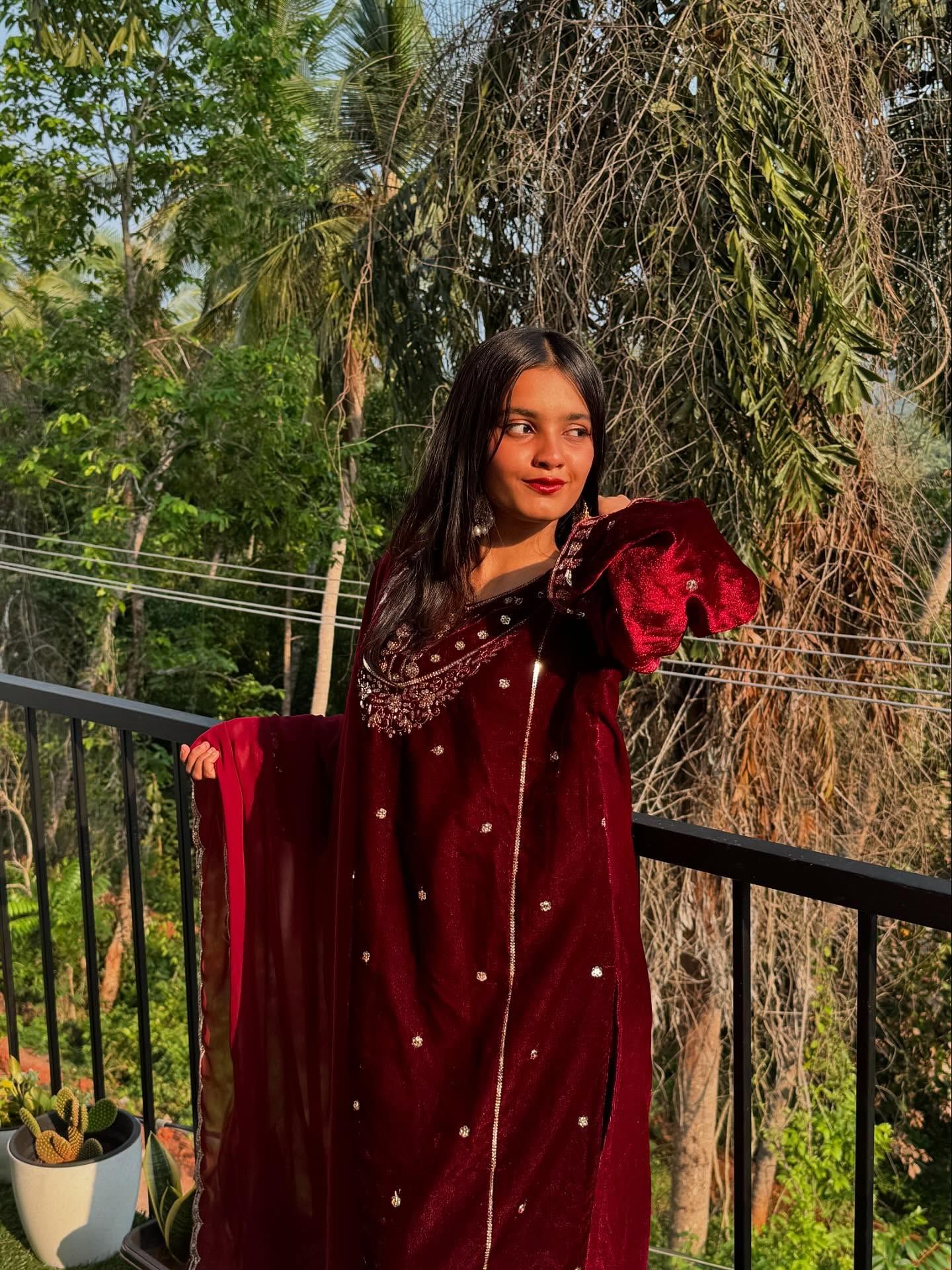 ബിഗ് ബോസ് മലയാളം ചരിത്രത്തിലെ തന്നെ ഏറ്റവും പ്രായം കുറഞ്ഞ മത്സരാർത്ഥിയാണ് റെന ഫാത്തിമ. 19 വയസുകാരിയായ സോഷ്യൽ മീഡിയ ഇൻഫ്ലുവൻസർ ജെൻസി തലമുറയുടെ പ്രതിനിധി ആയാണ് ഷോയിൽ എത്തിയത്. ബിഗ് ബോസ് ഹൗസിലും റെന ഫാത്തിമ വളരെ സജീവമാണ്. (Image Courtesy - Rena Fathima Instagram)