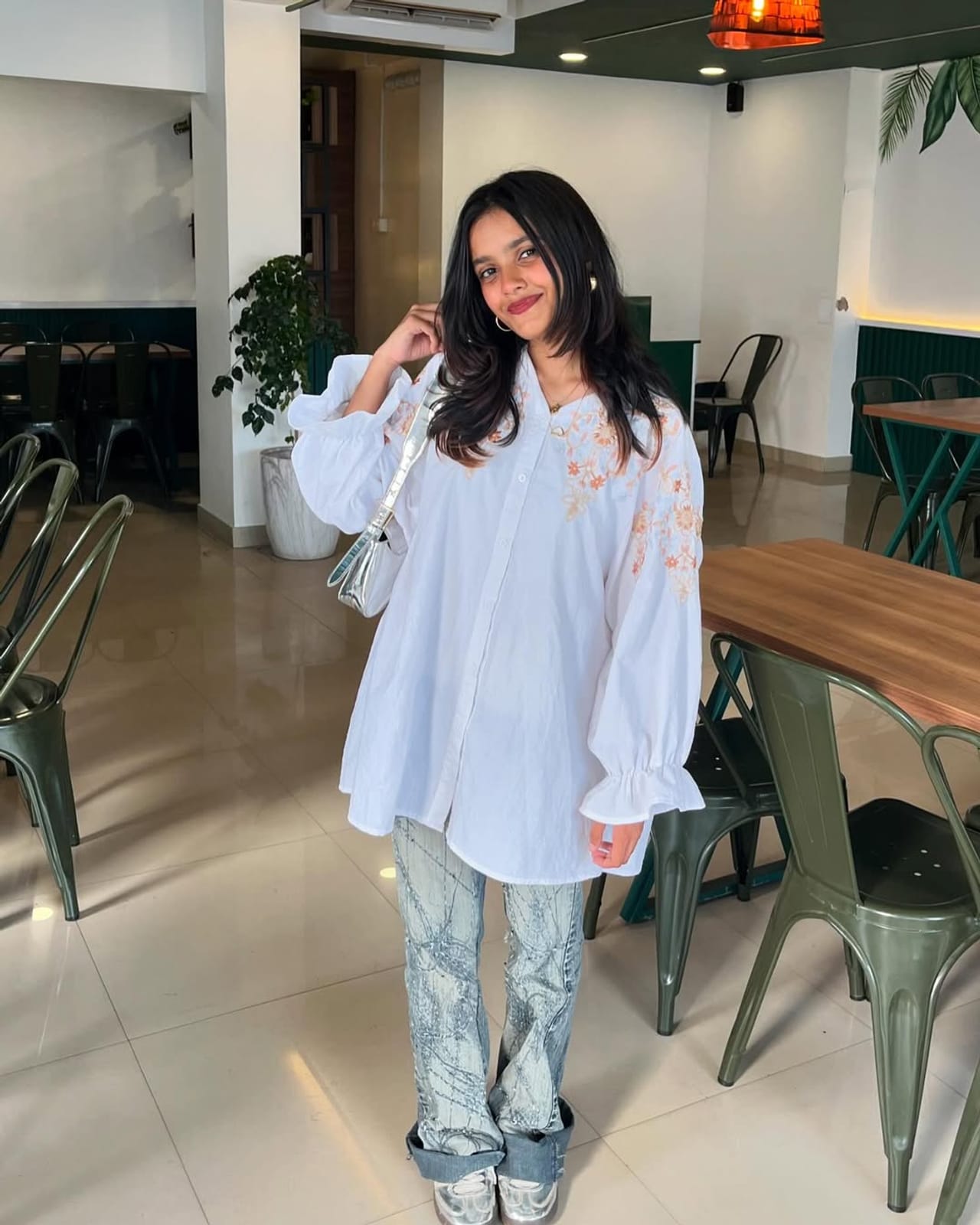 ബിഗ് ബോസ് മലയാളം സീസണ്‍ ഏഴിലെ ഏറ്റവും പ്രായം കുറഞ്ഞ മത്സാര്‍ത്ഥിയാണ് റെന ഫാത്തിമ. ഹൗസിലെത്തി ആദ്യനാളുകളില്‍ റെനയ്ക്ക് ഗംഭീര പ്രേക്ഷക പിന്തുണ ലഭിച്ചിരുന്നുവെങ്കിലും പിന്നീടത് ക്രമേണ കുറയാന്‍ തുടങ്ങി. അപ്പാനി ശരത്ത്, അക്ബര്‍ എന്നിവരോടൊപ്പം കുടുംബശ്രീ കൂടി നടക്കുകയാണെന്നാണ് റെനയ്‌ക്കെതിരെ പൊതുവേ പ്രേക്ഷകര്‍ ഉയര്‍ത്തുന്ന വിമര്‍ശനം. (Image Credits: Rena Fathima Instagram)