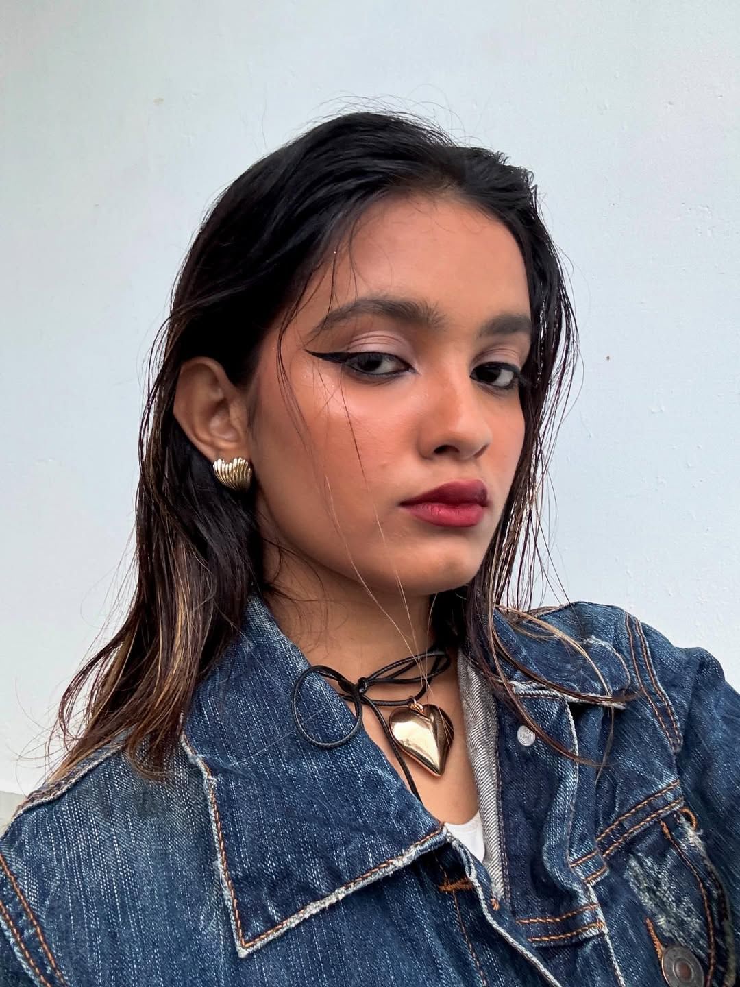 റെന എന്ത് ഓവര്‍ ആക്ടിങ് ആണ്, കലപില സൗണ്ട് ഉണ്ടാക്കാനും മുഖം കൊണ്ട് ഗോഷ്ടി കാണിക്കാനും അല്ലാതെ വേറെന്ത് അറിയാം?, മൊണ്ണകള്‍ ചേട്ടന്മാര്‍ക്ക് വേണ്ടിയുള്ള റെന അനിയത്തിയുടെ അങ്കമാണ് ആരും കാണാതെ പോകരുത് ഇങ്ങനെയാണെങ്കില്‍ റെന അനിയത്തി അടുത്തയാഴ്ച സ്വന്തം വീട്ടിലിരിക്കും. 

