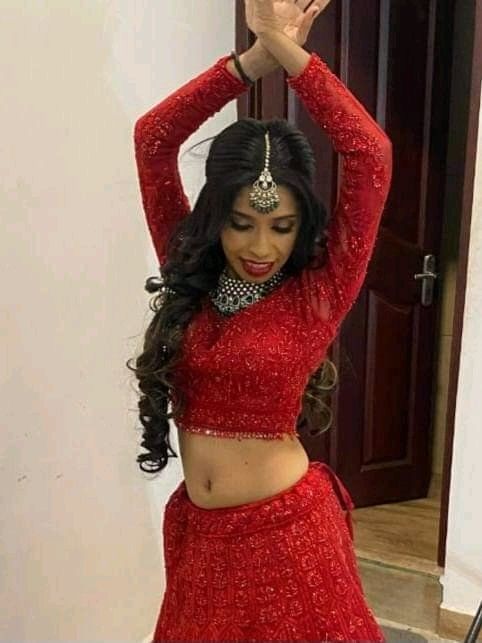 ഭർത്താവ് മരിച്ച ഭാര്യ എങ്ങനെയാണ് ജീവിക്കേണ്ടതെന്ന് സമൂഹം വരച്ചുവച്ച വരയ്ക്കപ്പുറം നിന്ന് തൻ്റെ കുടുംബത്തെയും കുട്ടികളെയും സംരക്ഷിക്കാൻ അവർ ഫാഷൻ, അഭിനയജീവിതം തിരഞ്ഞെടുത്തു. ഗ്ലാമറസ് ഫോട്ടോഷൂട്ടുകൾ ആൺമേൽക്കോയ്മയുടെ സമൂഹത്തിൽ ചൊറിച്ചിലുണ്ടാക്കി. 
