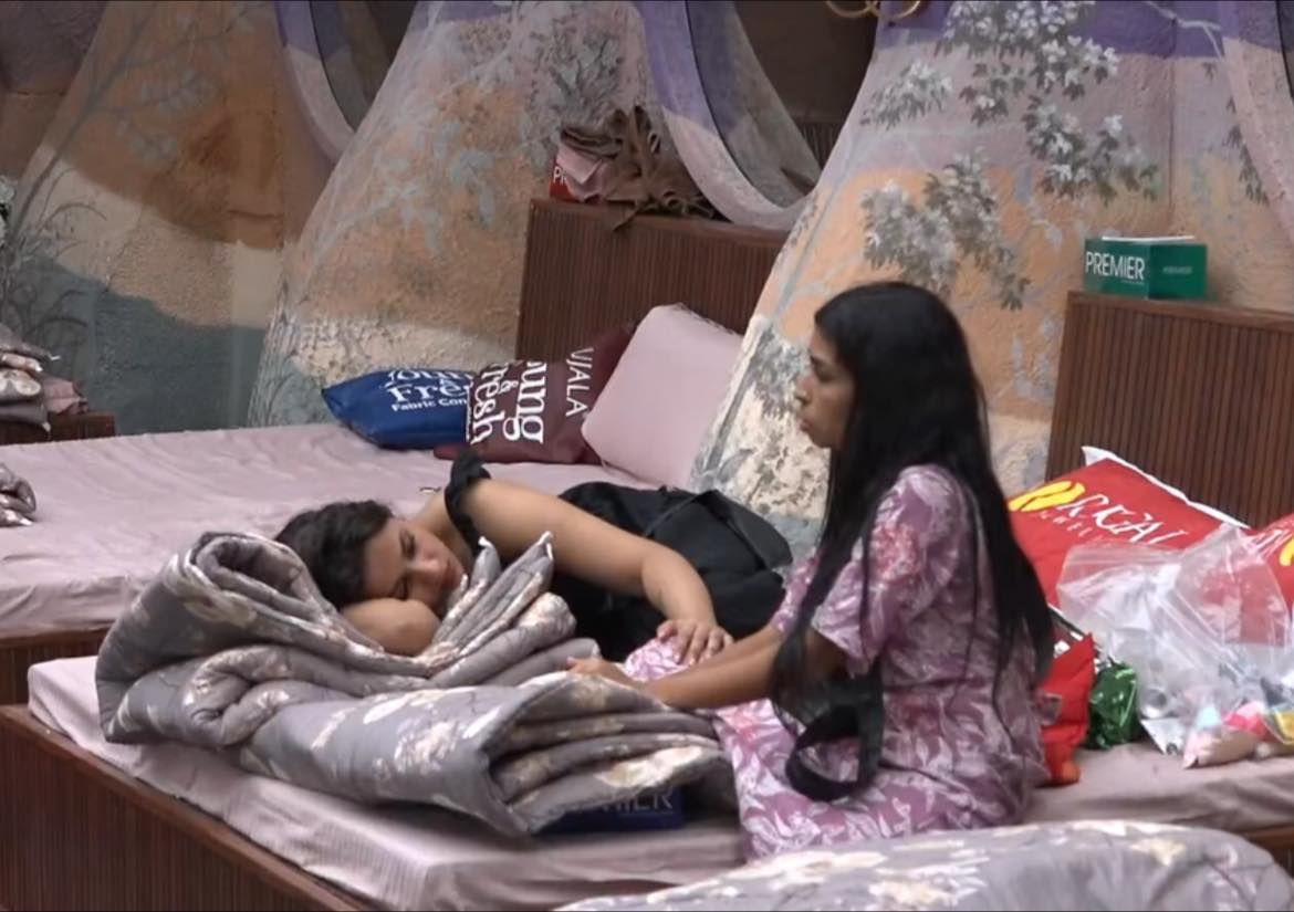 മോർണിങ് ടാസ്കിലാണ് അക്ബർ ഖാൻ രേണു സുധിയെ സെപ്റ്റിക് ടാങ്ക് എന്ന് വിളിച്ചത്. വീട്ടുകാരിൽ നിന്നും ഇഷ്ടമില്ലാത്ത ഒരാളെയും ഇഷ്ടമുള്ള ഒരാളെയും തിരഞ്ഞെടുത്ത് ഇരുവർക്കും ഇരട്ടപ്പേരും ഓമനപ്പേരും നൽകുക എന്നതായിരുന്നു ‘ഓമനപ്പേര്’ എന്ന ടാസ്കിൻ്റെ ലക്ഷ്യം.