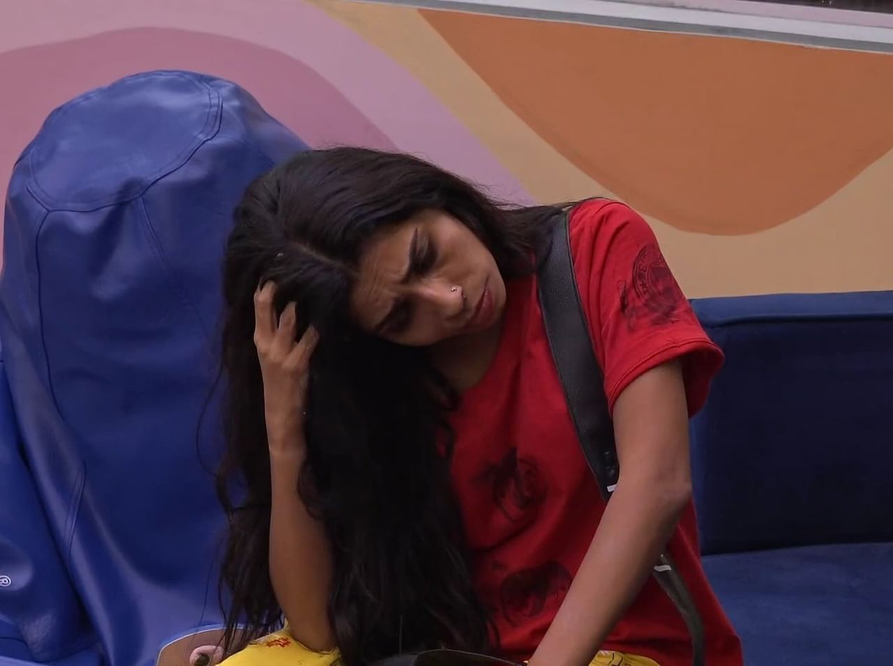 'ഔദാര്യമായി' കിട്ടിയ വീടിന് ചോർച്ചയുണ്ടെന്ന് പറഞ്ഞ രേണു വീണ്ടും ചിലരുടെ കണ്ണിലെ കരടായി. സമ്മാനം നൽകിയ വീടിനെപ്പറ്റി പരാതി പറയരുതെന്നായിരുന്നു പൊതുസമൂഹത്തിൻ്റെ നിലപാട്. തനിക്ക് ആർത്തിയെന്നാക്ഷേപിച്ച സമൂഹത്തിന് മുന്നിൽ രേണുവിൻ്റെ പിതാവും ആരോപണങ്ങൾ ശരിവച്ചു.