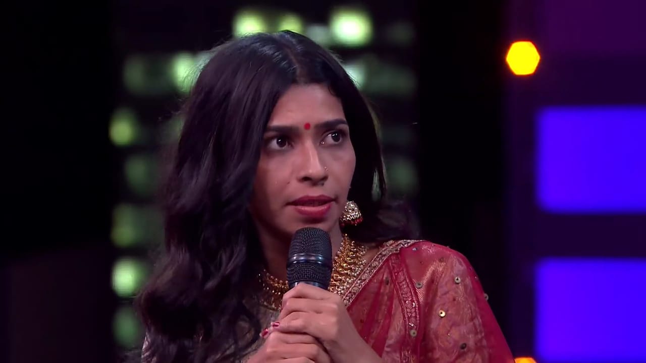 ബിഗ് ബോസ് മലയാളം ഏഴാം സീസണിലെ ഒരു മത്സരാർത്ഥിയാണ് രേണു സുധി. മിമിക്രി കലാകാരനും സിനിമാതാരവുമായ കൊല്ലം സുധിയുടെ വിധവയായ രേണു സുധി സമൂഹം പറയുന്നതനുസരിച്ച് ജീവിക്കാൻ വിസമ്മതിച്ച വനിതയാണ്. ആദ്യ ആഴ്ചയിൽ ബിഗ് ബോസ് ഹൗസിലും അവർ വ്യക്തിത്വമുണ്ടാക്കി. (Image Courtesy - Social Media)
