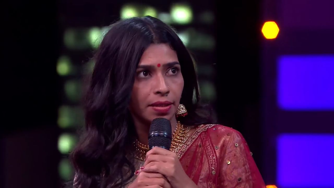 ബിഗ് ബോസ് മലയാളം ഏഴാം സീസണിലെ ഒരു മത്സരാർത്ഥിയാണ് രേണു സുധി. മിമിക്രി കലാകാരനും സിനിമാതാരവുമായ കൊല്ലം സുധിയുടെ വിധവയായ രേണു സുധി സമൂഹം പറയുന്നതനുസരിച്ച് ജീവിക്കാൻ വിസമ്മതിച്ച വനിതയാണ്. ആദ്യ ആഴ്ചയിൽ ബിഗ് ബോസ് ഹൗസിലും അവർ വ്യക്തിത്വമുണ്ടാക്കി. (Image Courtesy - Social Media)