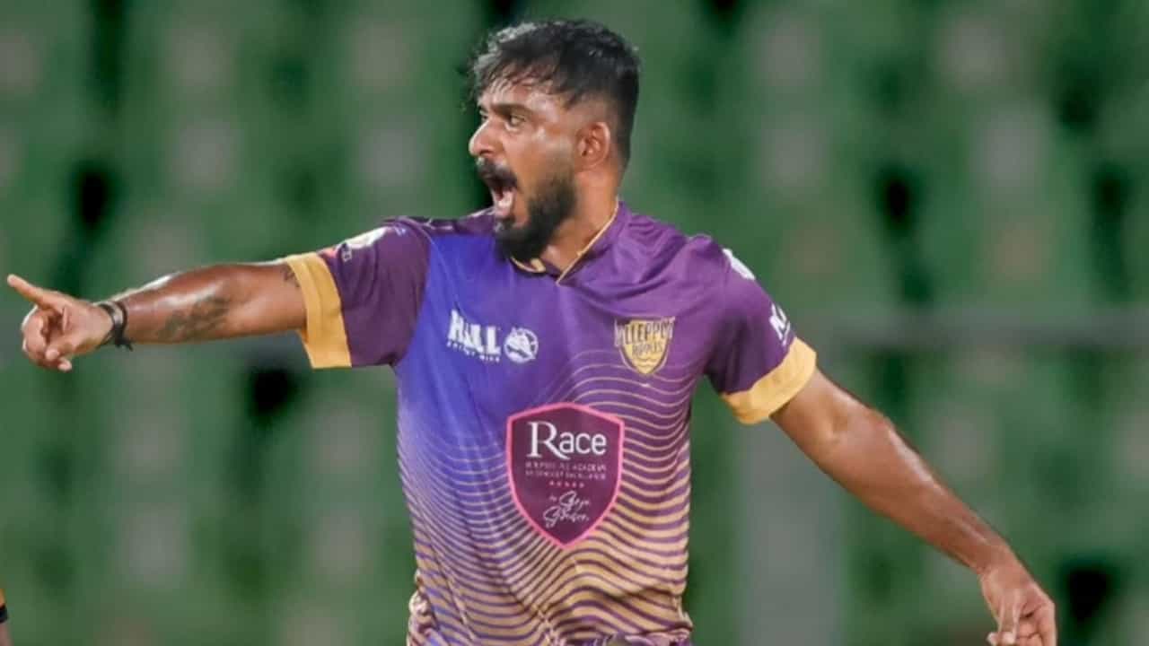 KCL 2025: അവസാന പന്തിലെ വൈഡിൽ വിജയിച്ച് ആലപ്പി റിപ്പിൾസ്; കാലിക്കറ്റ് ഗ്ലോബ്സ്റ്റാഴ്സിന് ഹൃദയഭേദകം KCL 2025: അവസാന പന്തിലെ വൈഡിൽ വിജയിച്ച് ആലപ്പി റിപ്പിൾസ്; കാലിക്കറ്റ് ഗ്ലോബ്സ്റ്റാഴ്സിന് ഹൃദയഭേദകം
